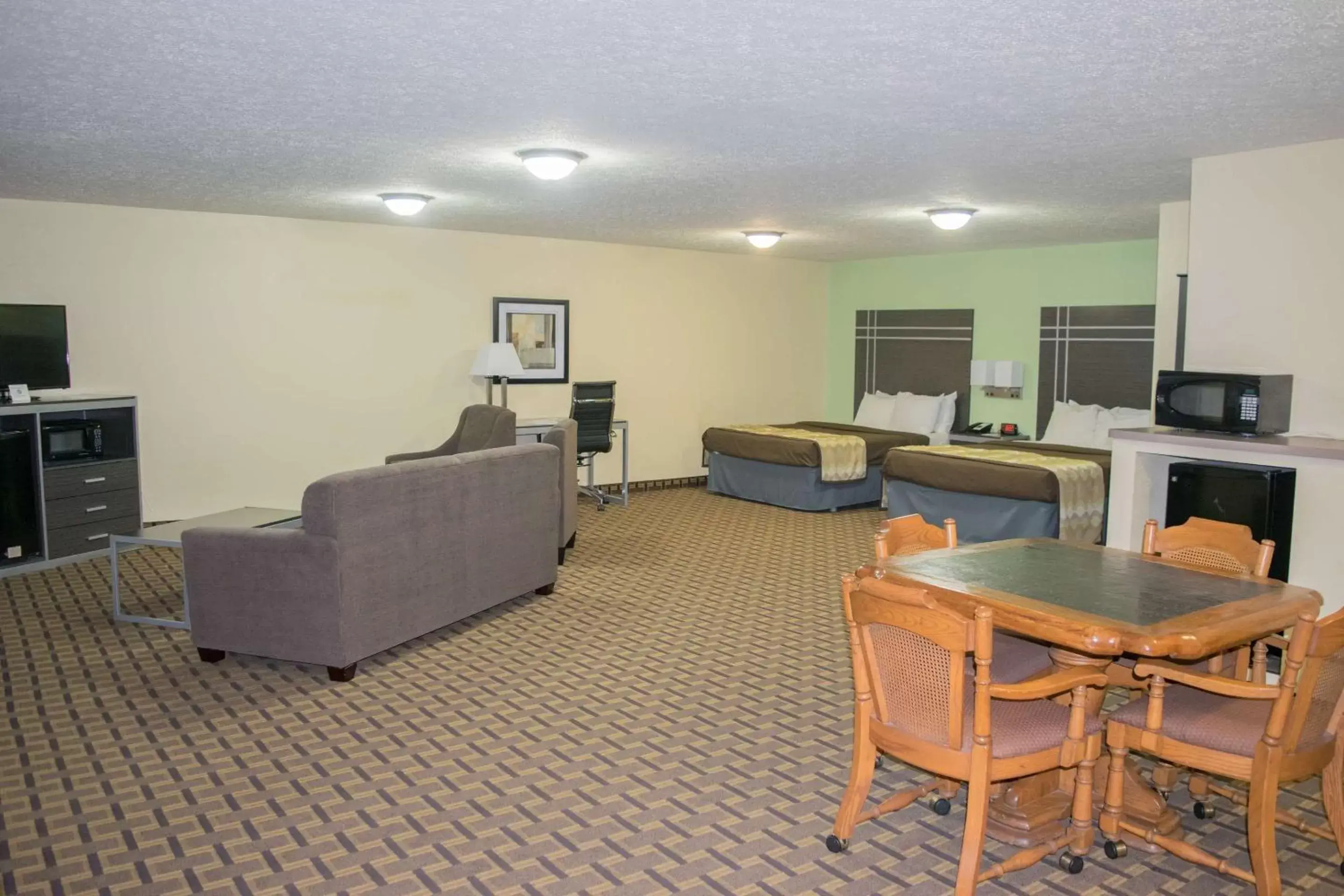 Bed, Seating Area in Best Western Coachlight
