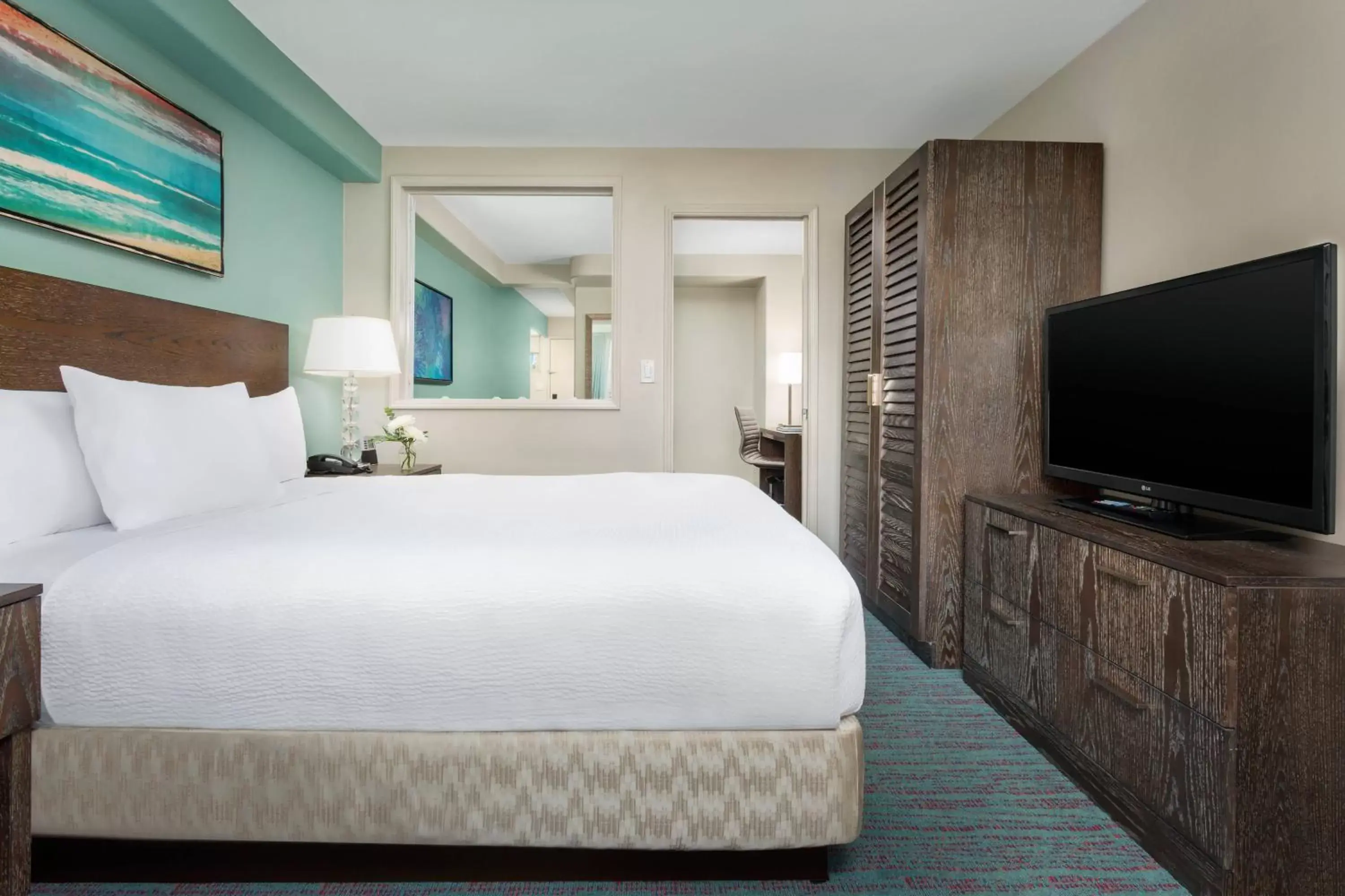 Bedroom, Bed in Courtyard by Marriott Waikiki Beach