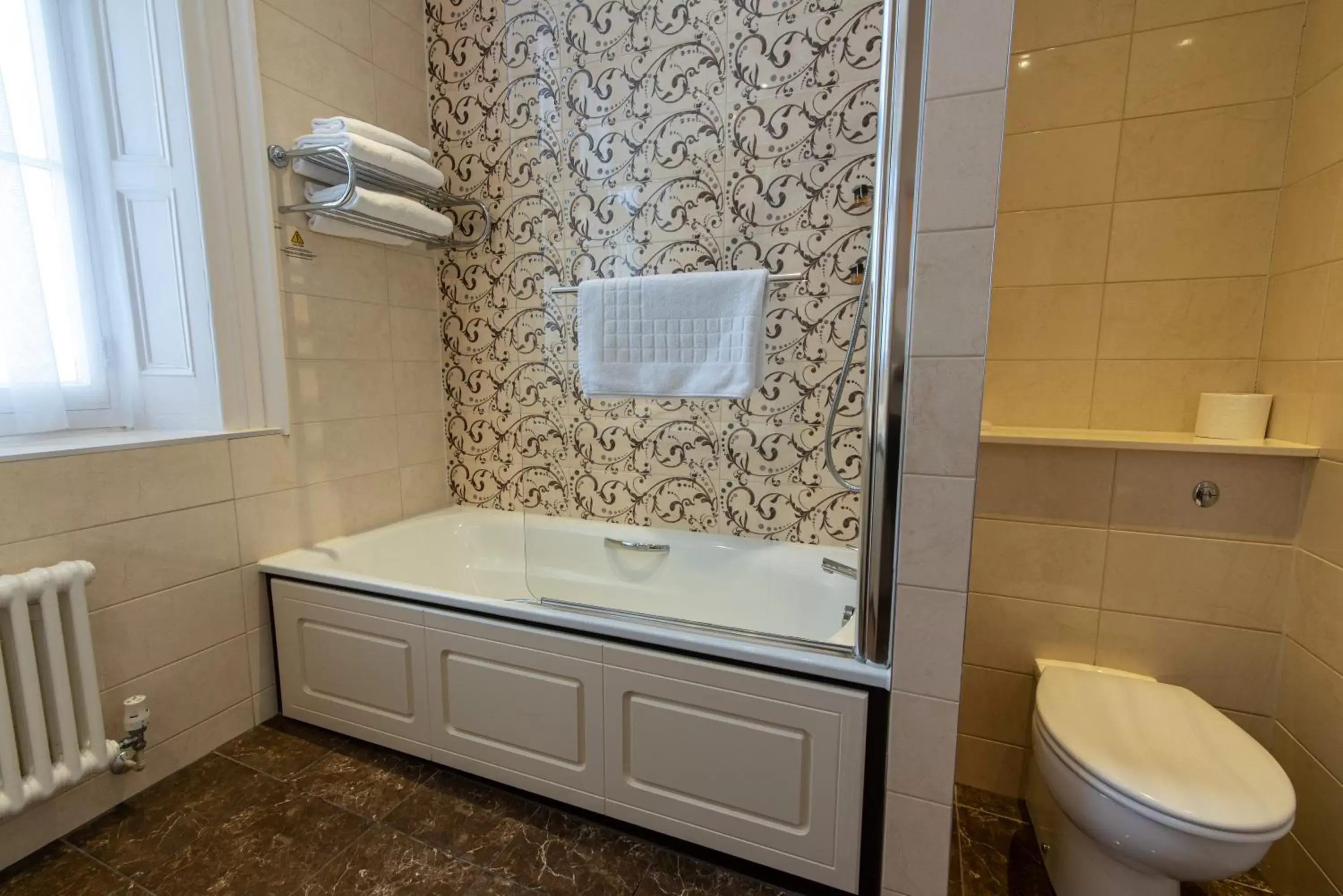 Bathroom in Dukes Head Hotel
