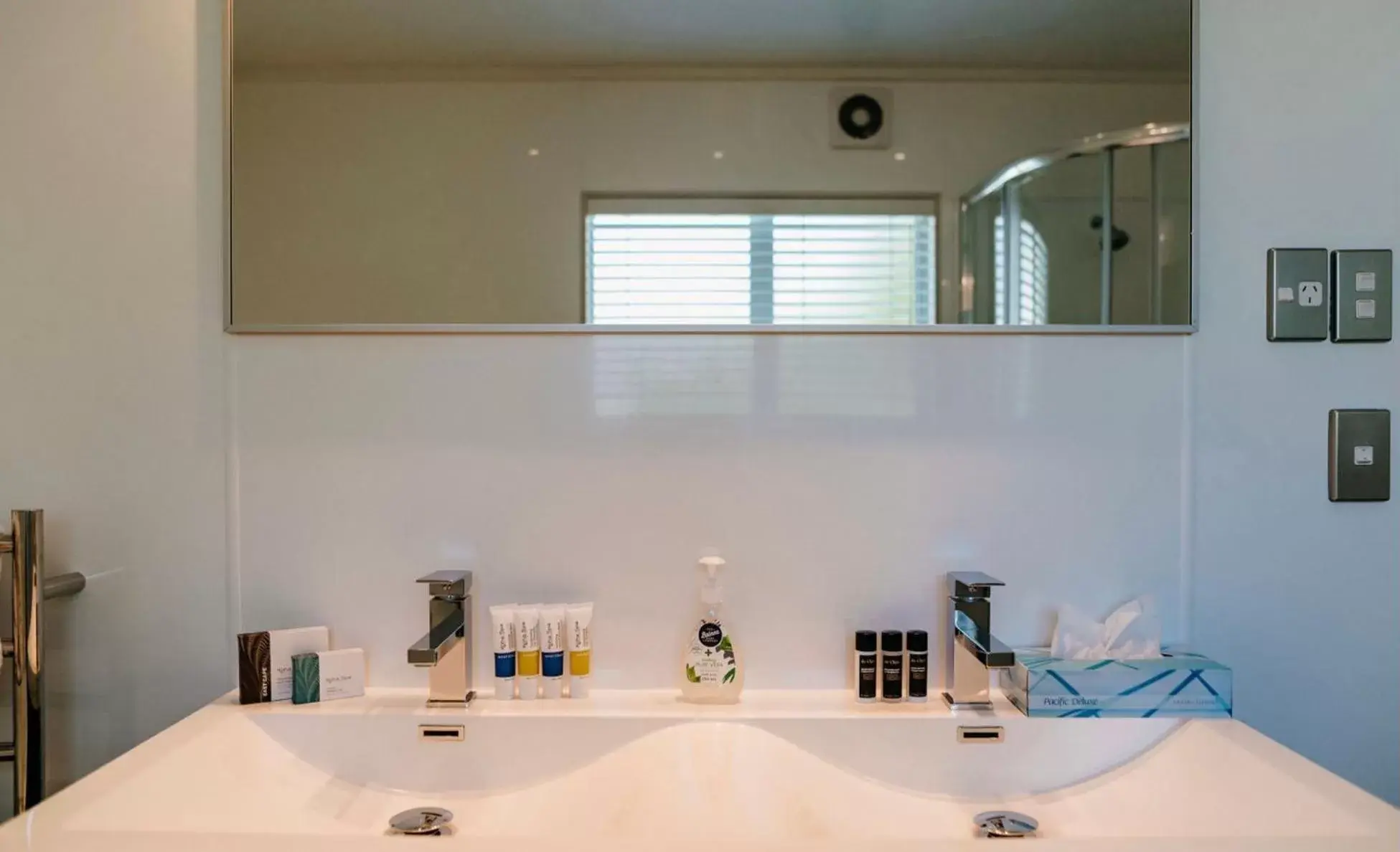 Bathroom in Anchor Lodge Motel