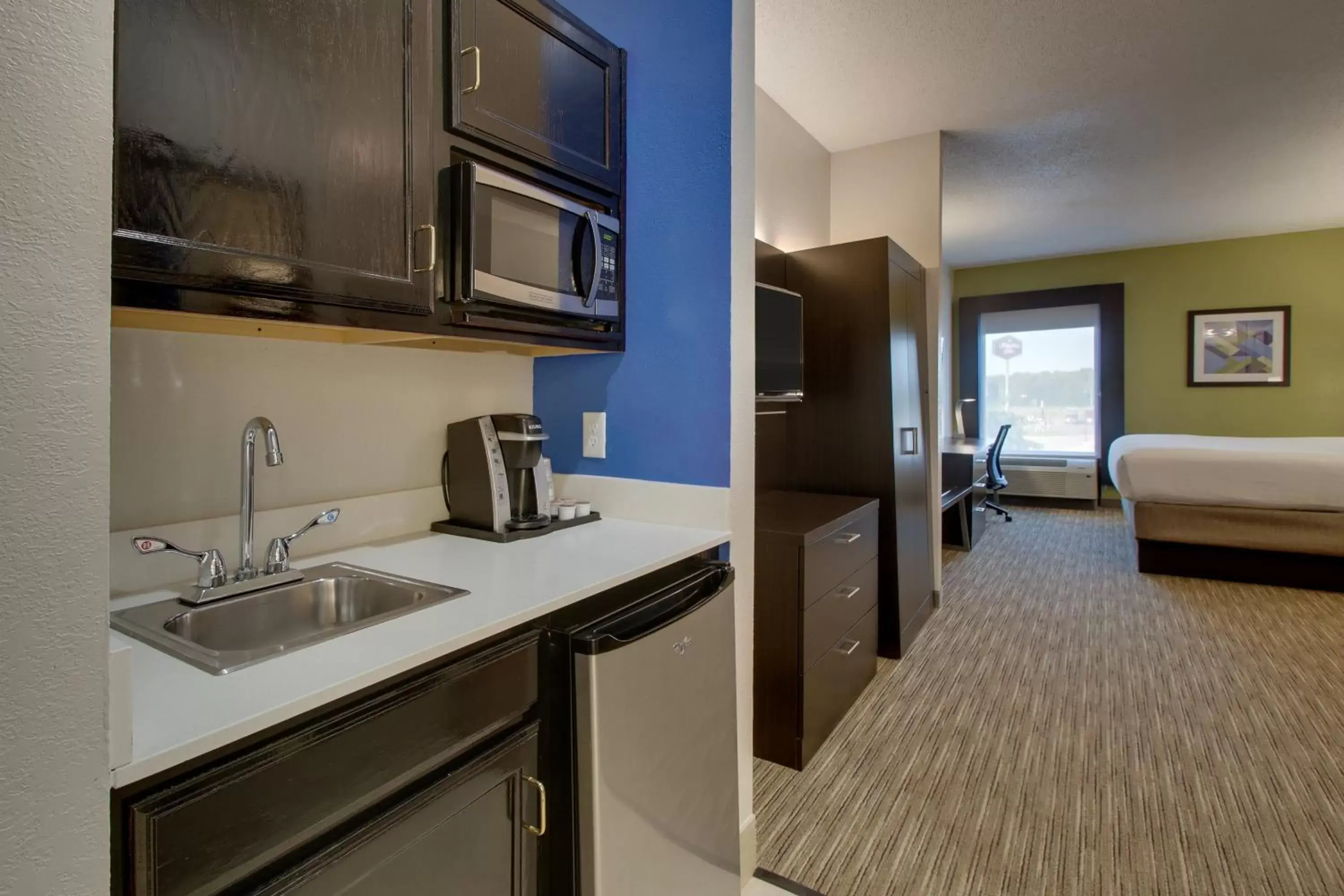 Photo of the whole room, Kitchen/Kitchenette in Holiday Inn Express Hotel & Suites Lebanon