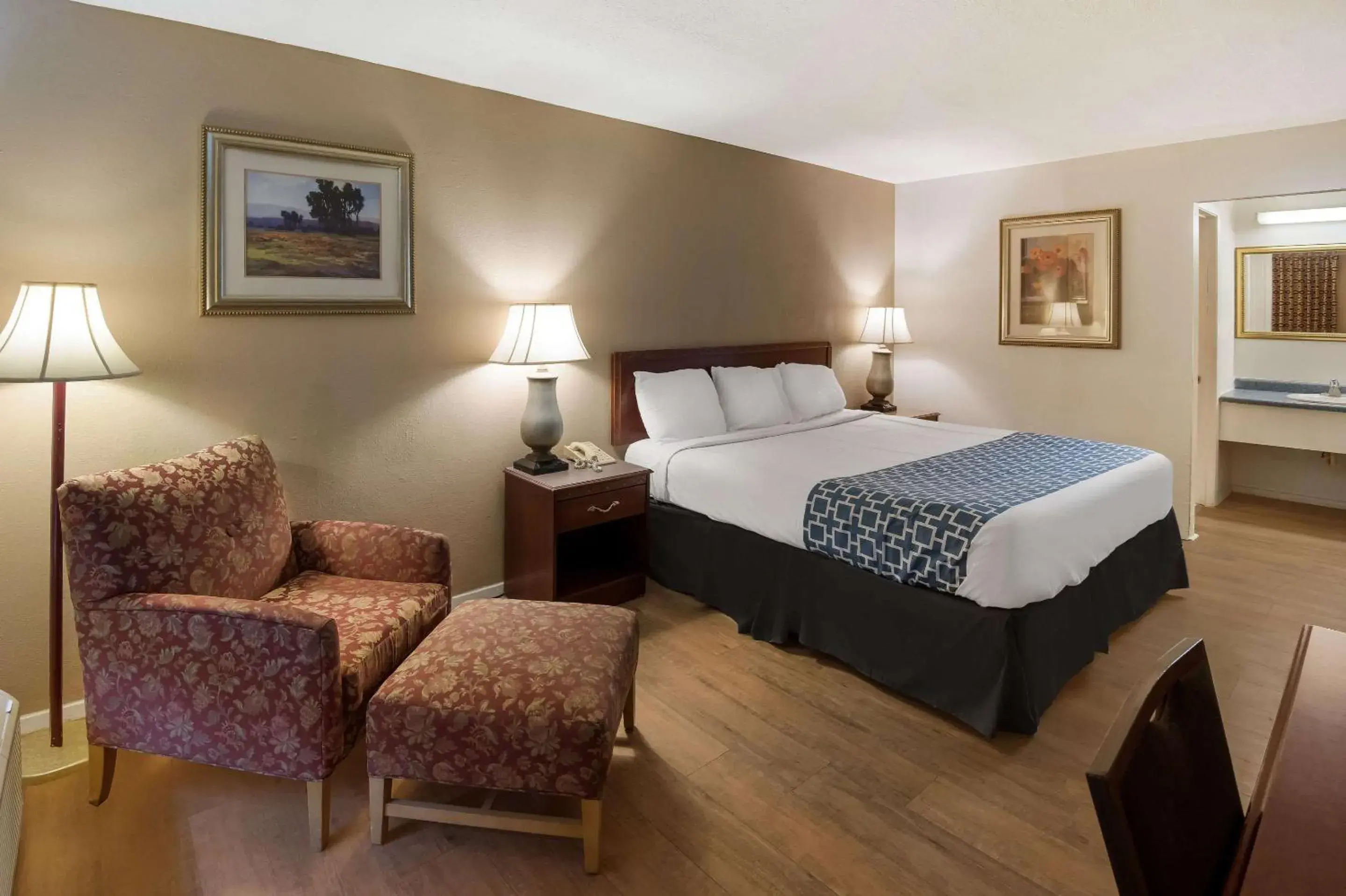 Bedroom, Bed in Rodeway Inn