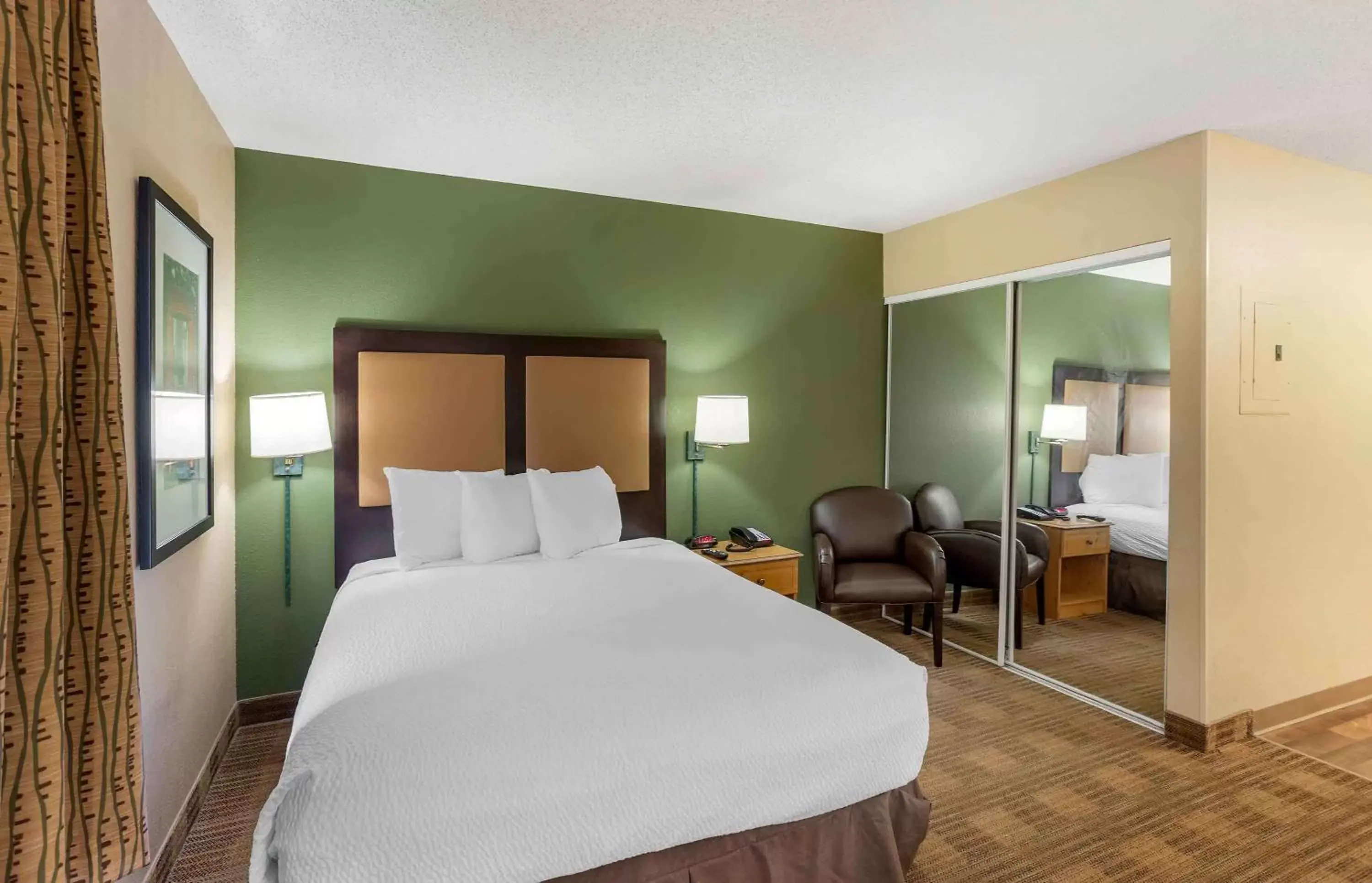Bedroom, Bed in Extended Stay America Suites - Philadelphia - Horsham - Dresher Rd