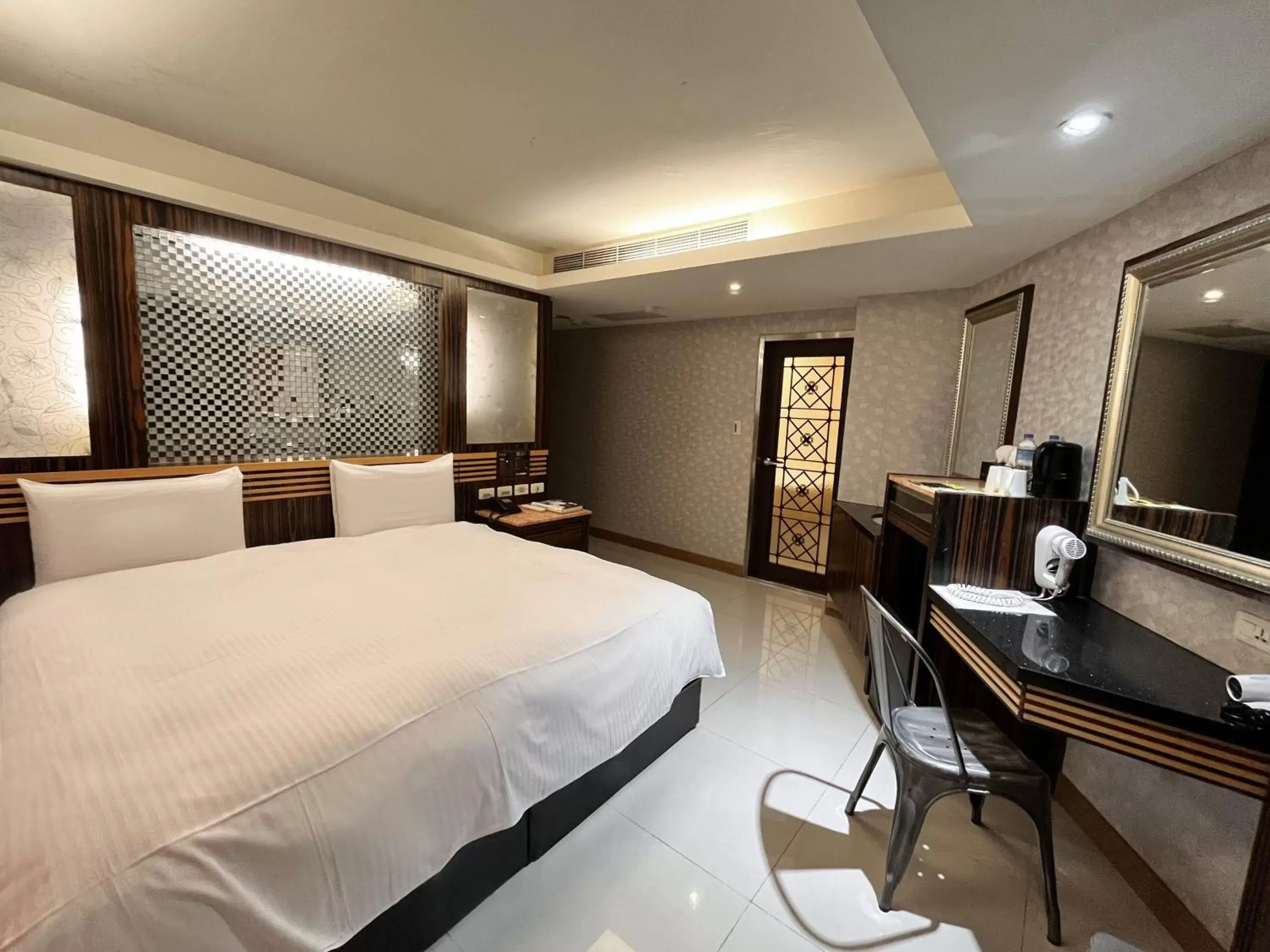 Photo of the whole room, Bed in Guide Hotel Taipei Xinyi Photo of the whole room, Bed in Guide Hotel Taipei Xinyi