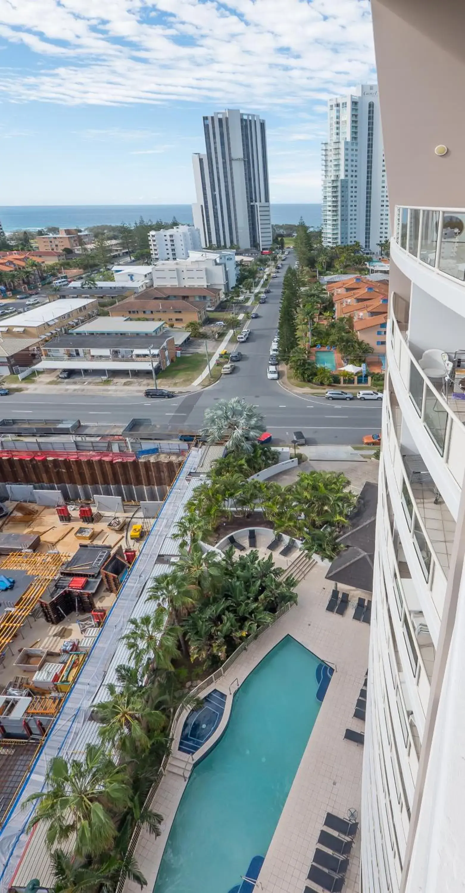 Street view in Broadbeach Savannah Resort Street view in Broadbeach Savannah Resort