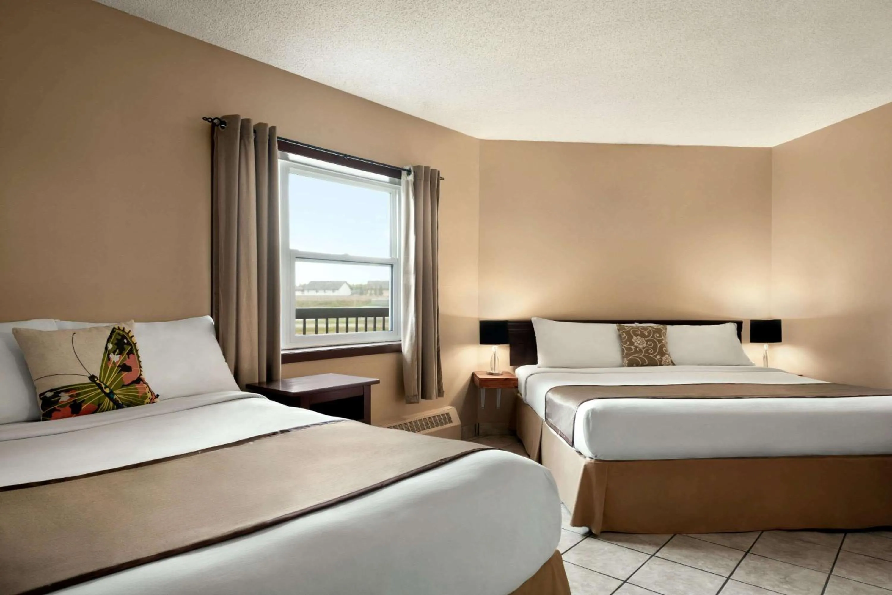 Photo of the whole room, Bed in Thriftlodge Edmonton