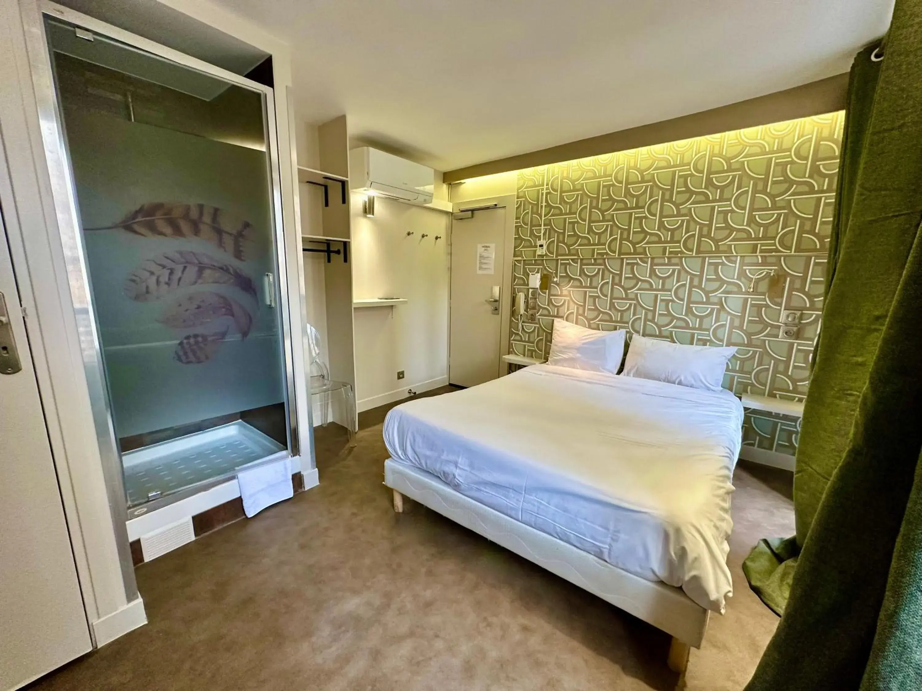 Shower, Bed in Nation Montmartre Hotel