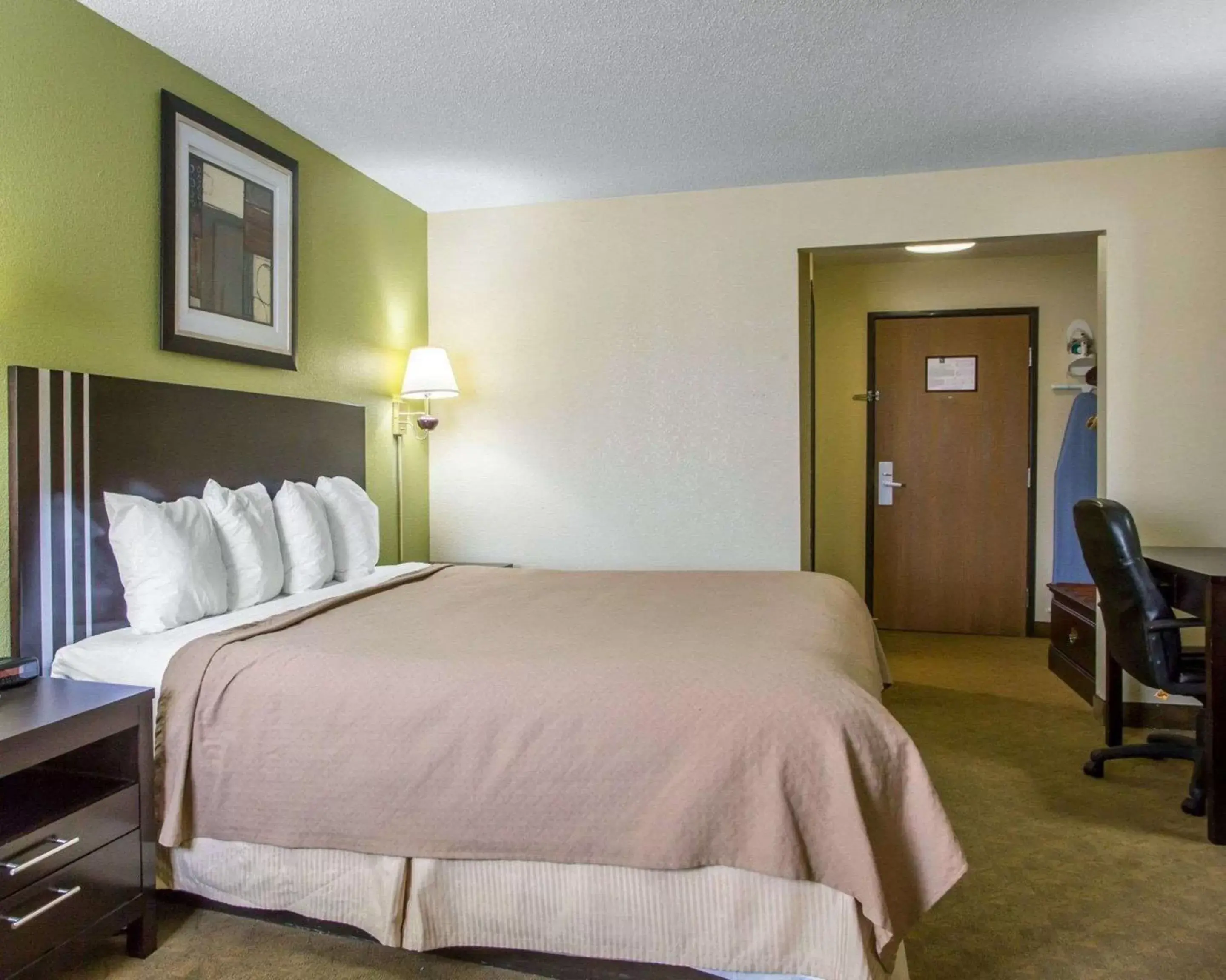 Photo of the whole room, Bed in Quality Inn Merrillville