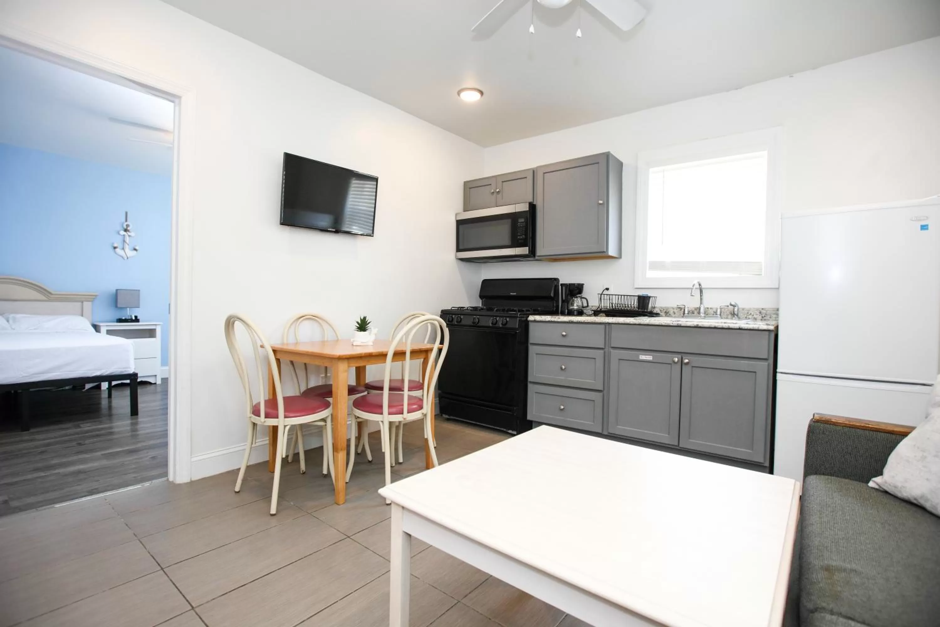 Living room, Kitchen/Kitchenette in Garfield Beach House