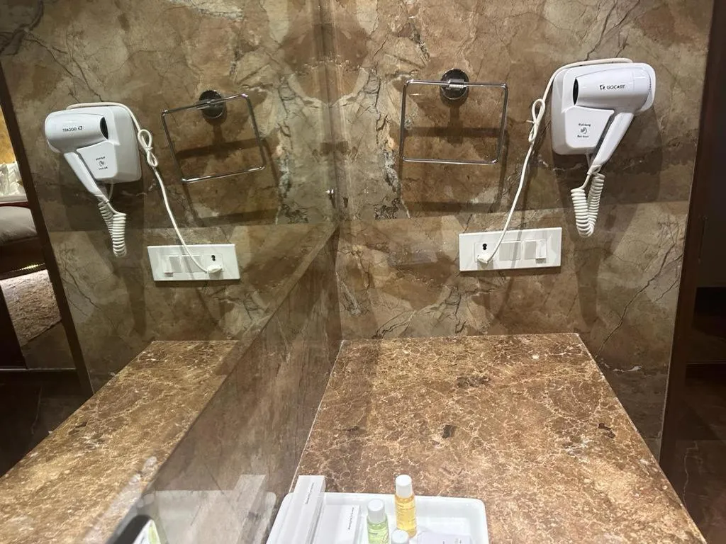 Bathroom in Airport Hotel Ramhan Palace Mahipalpur