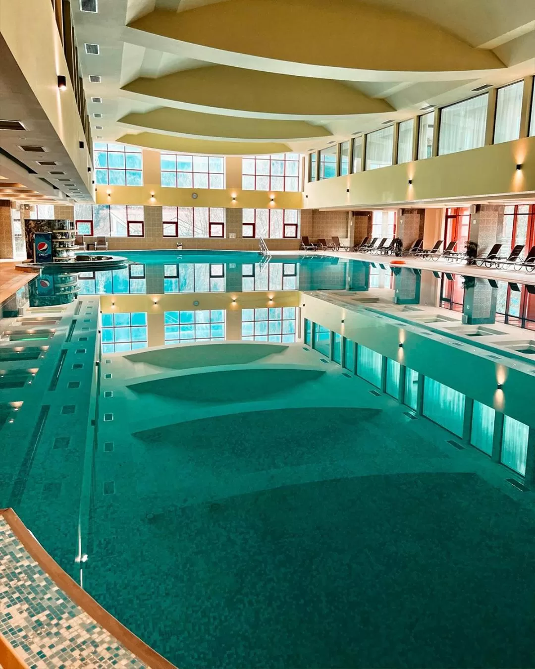 Swimming pool in Hotel Piatra Mare