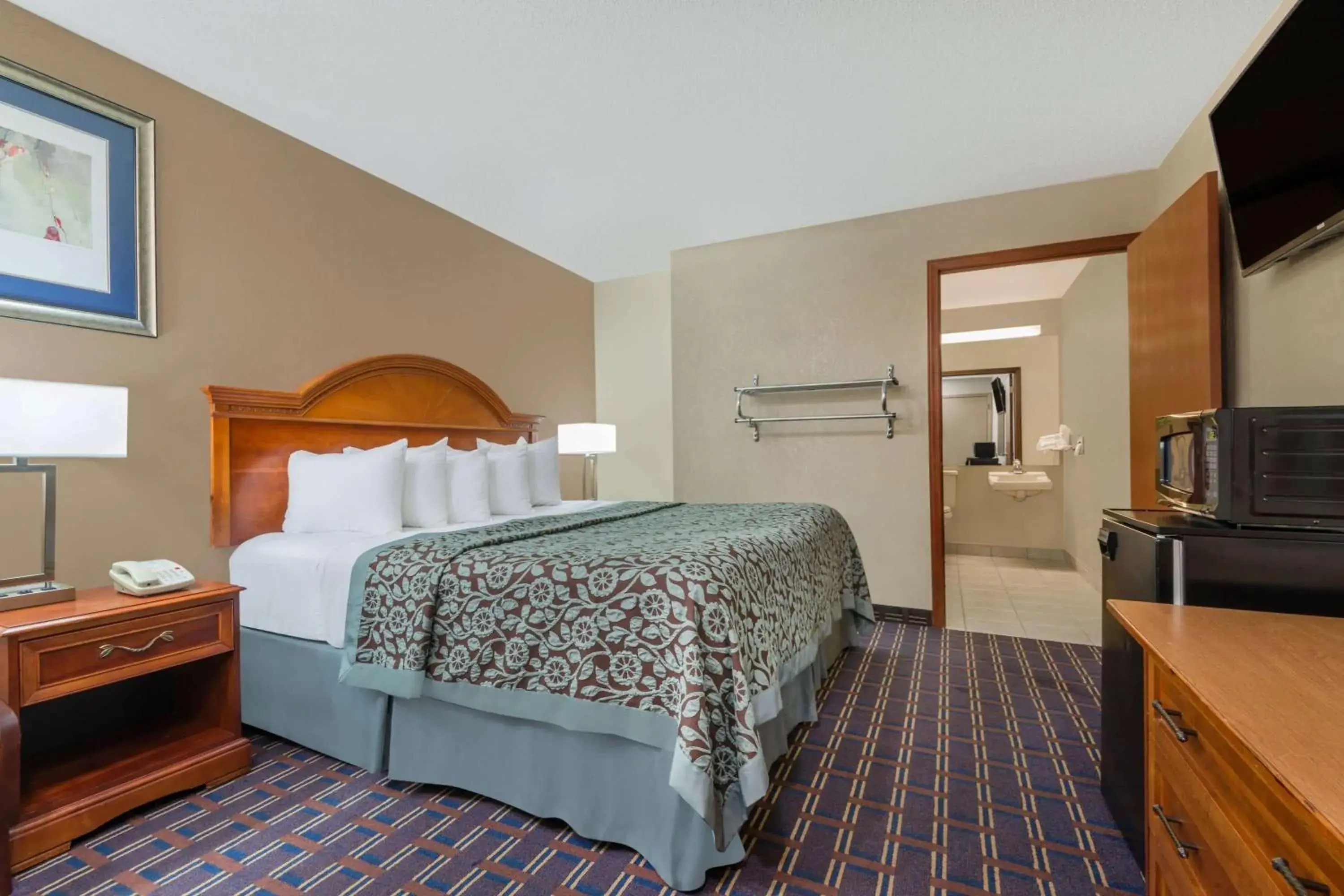 Photo of the whole room, Bed in Days Inn by Wyndham Maumee/Toledo