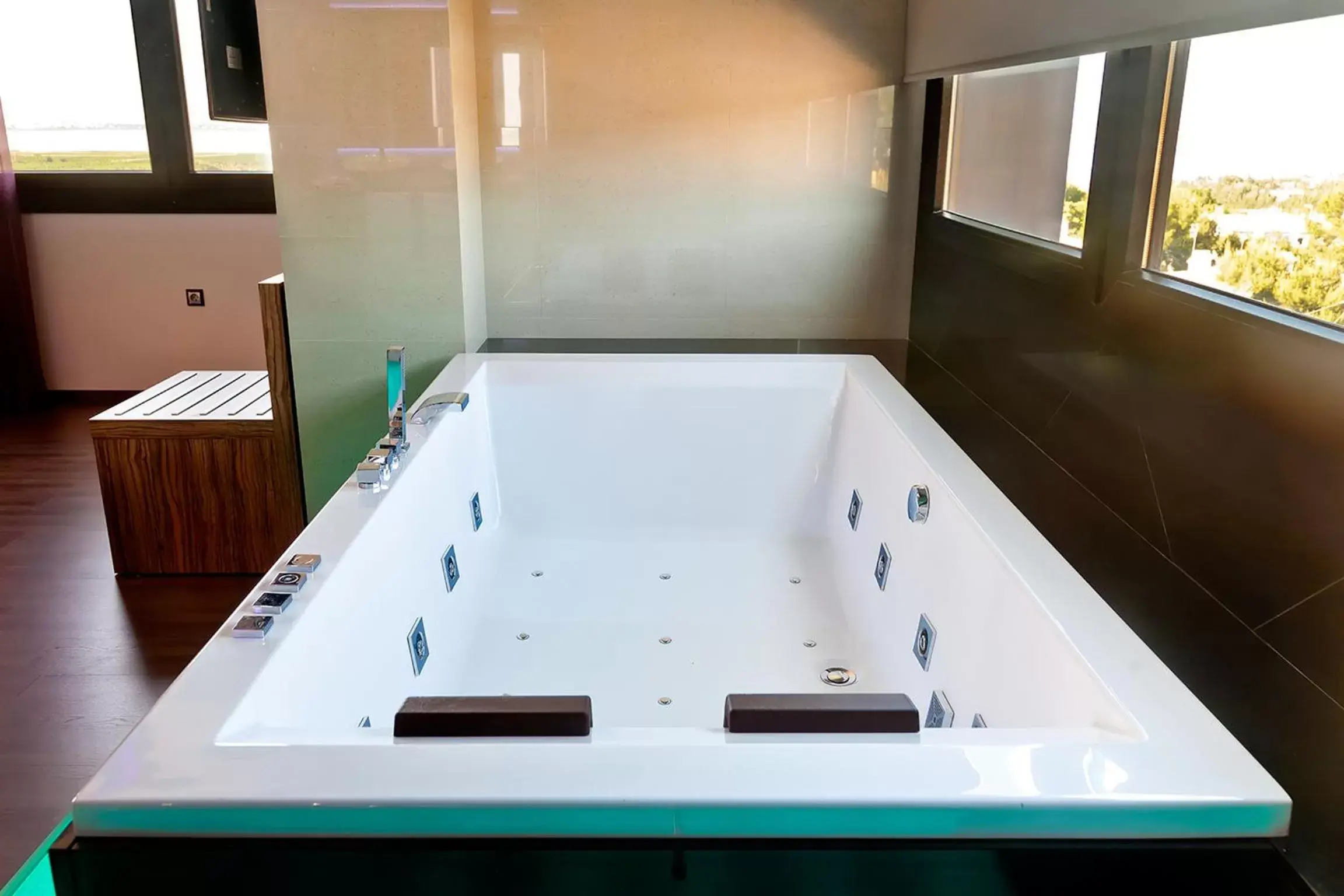 Hot Tub in Dña Monse Hotel Spa & Golf