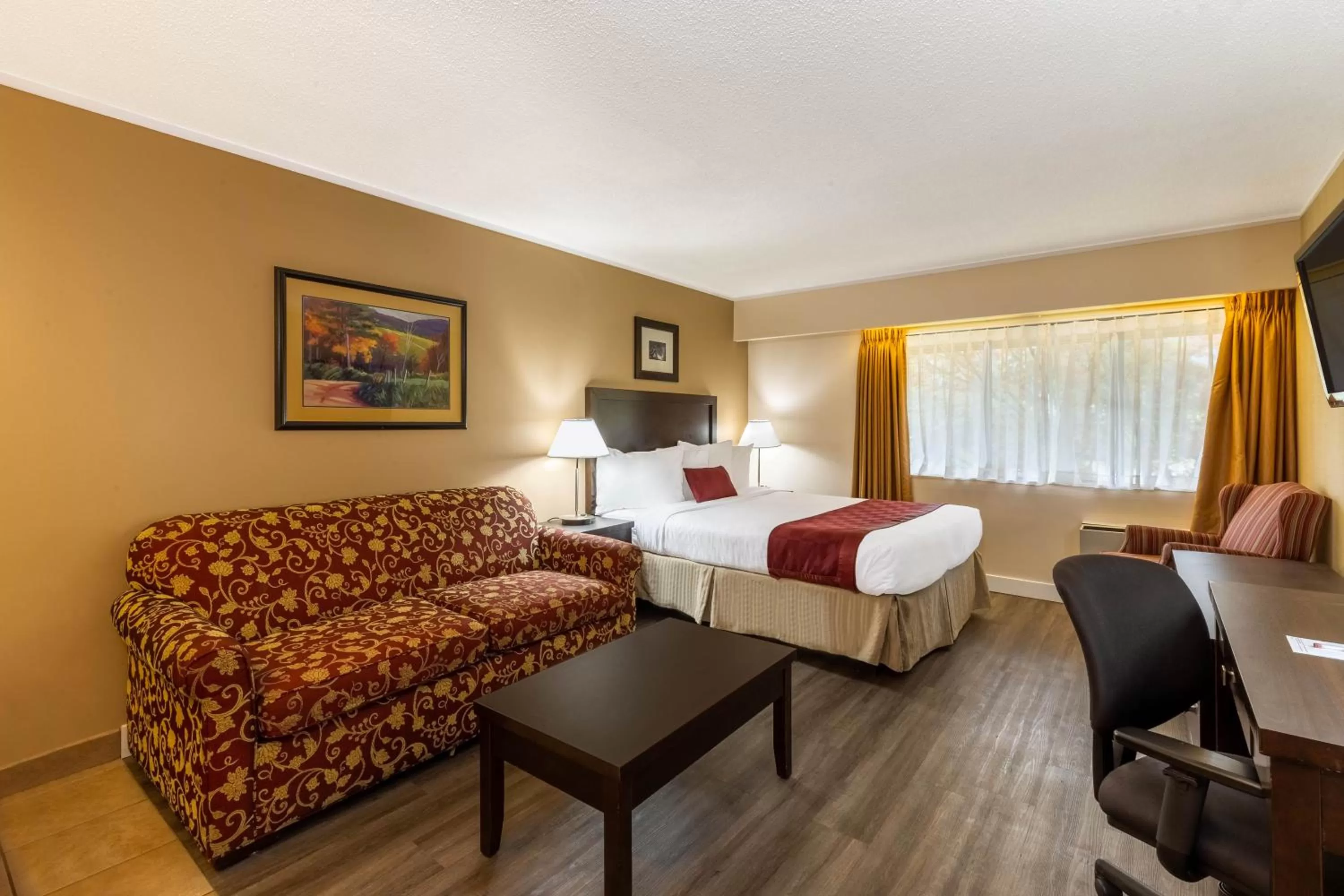 Photo of the whole room, Bed in Ramada by Wyndham Coquitlam