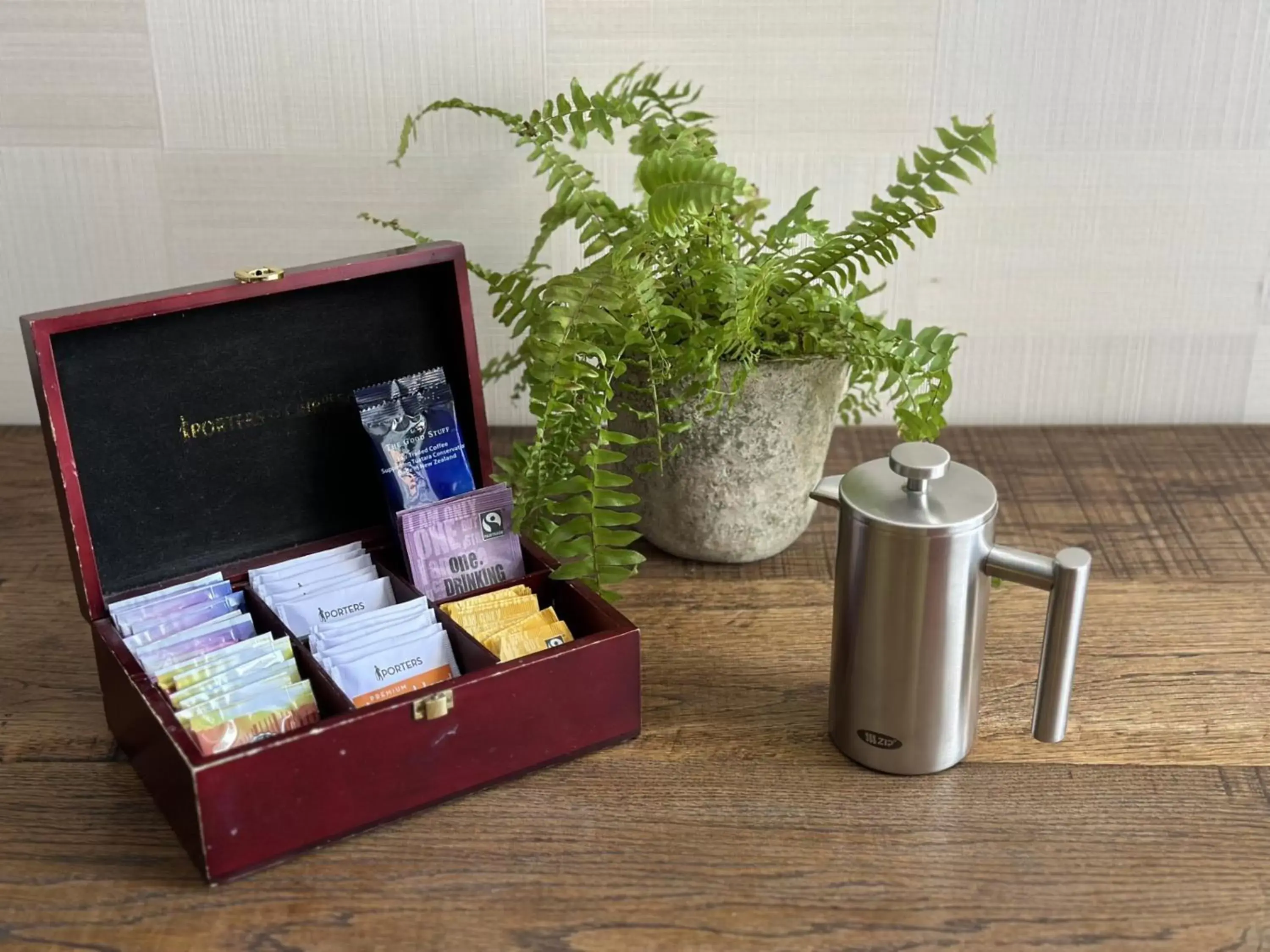 Coffee/tea facilities in Hotel 115