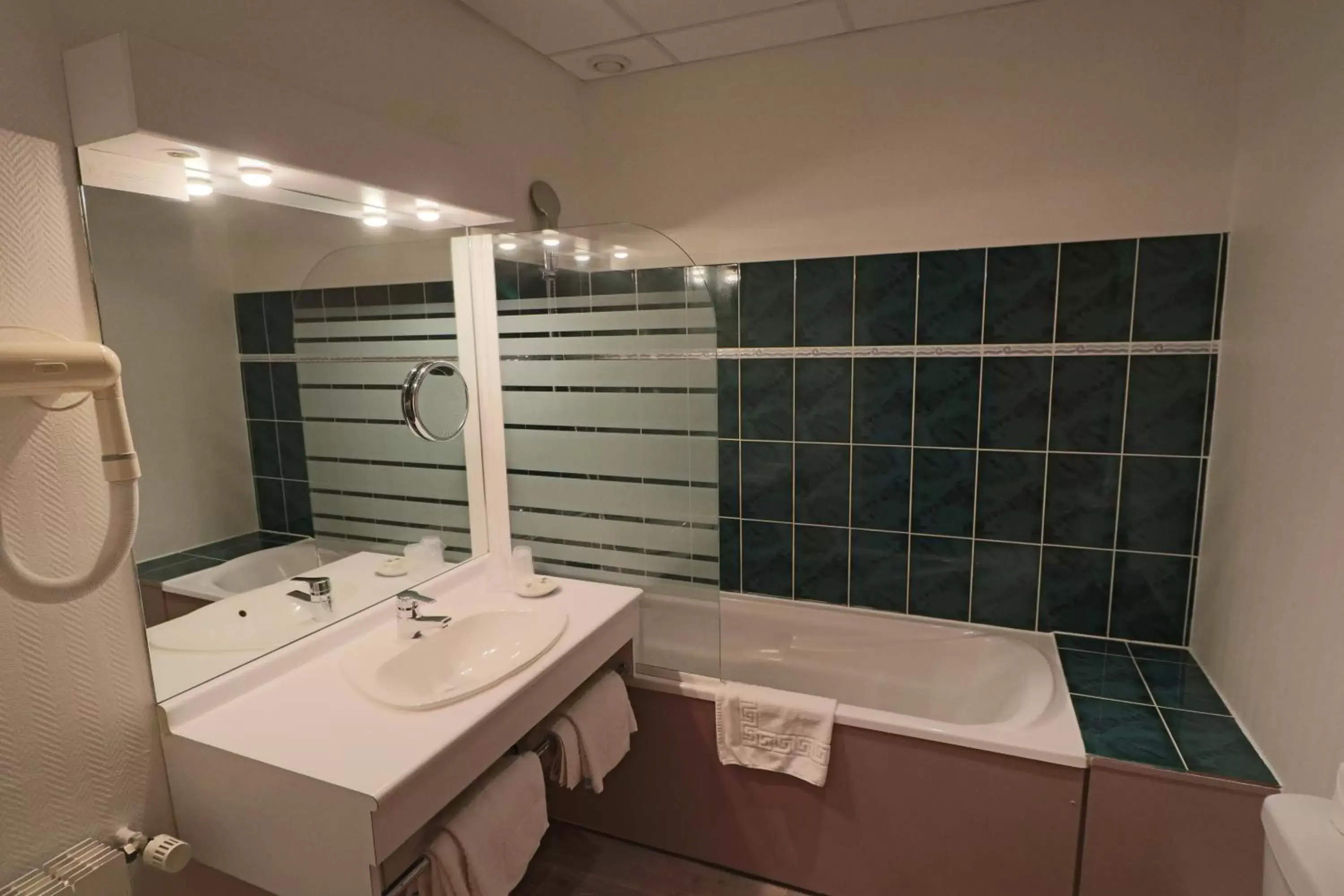 Bathroom in Logis-Hôtel des Oliviers