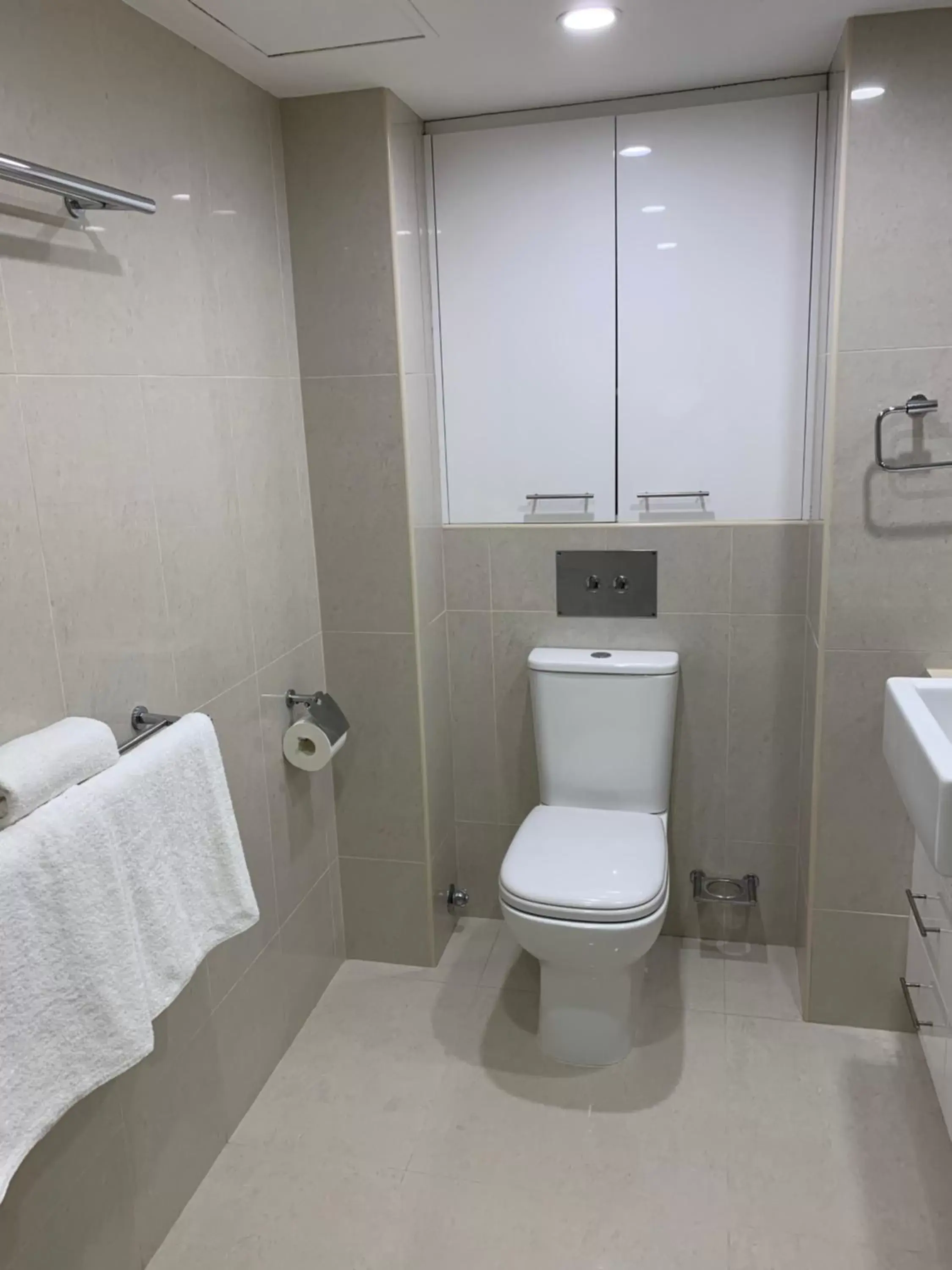 Bathroom in Pacific Regis Beachfront Holiday Apartments