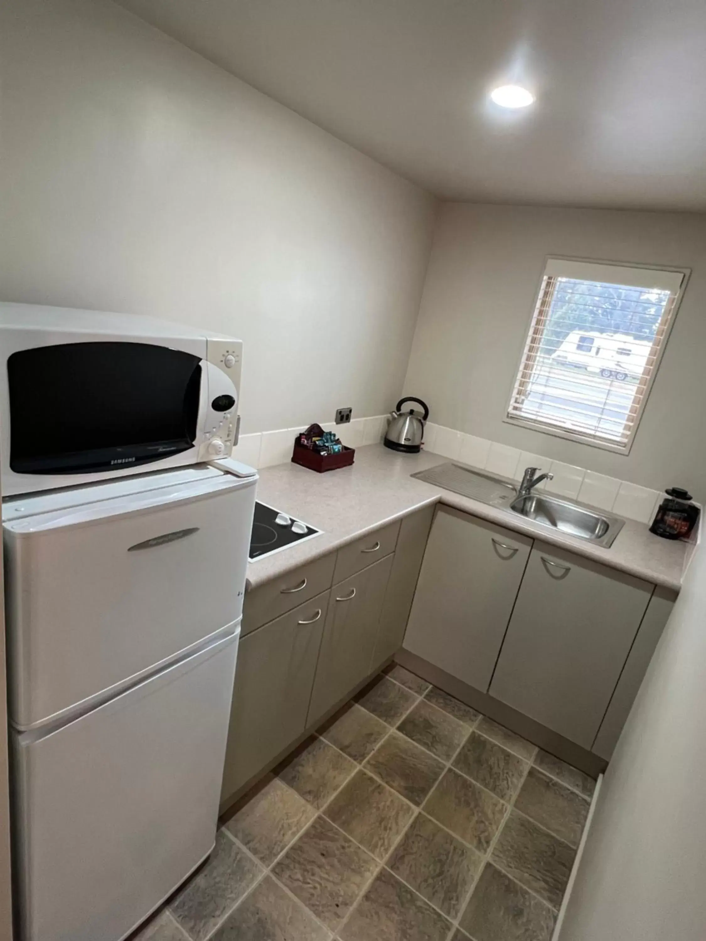 Kitchen/Kitchenette in The Suites Ashburton