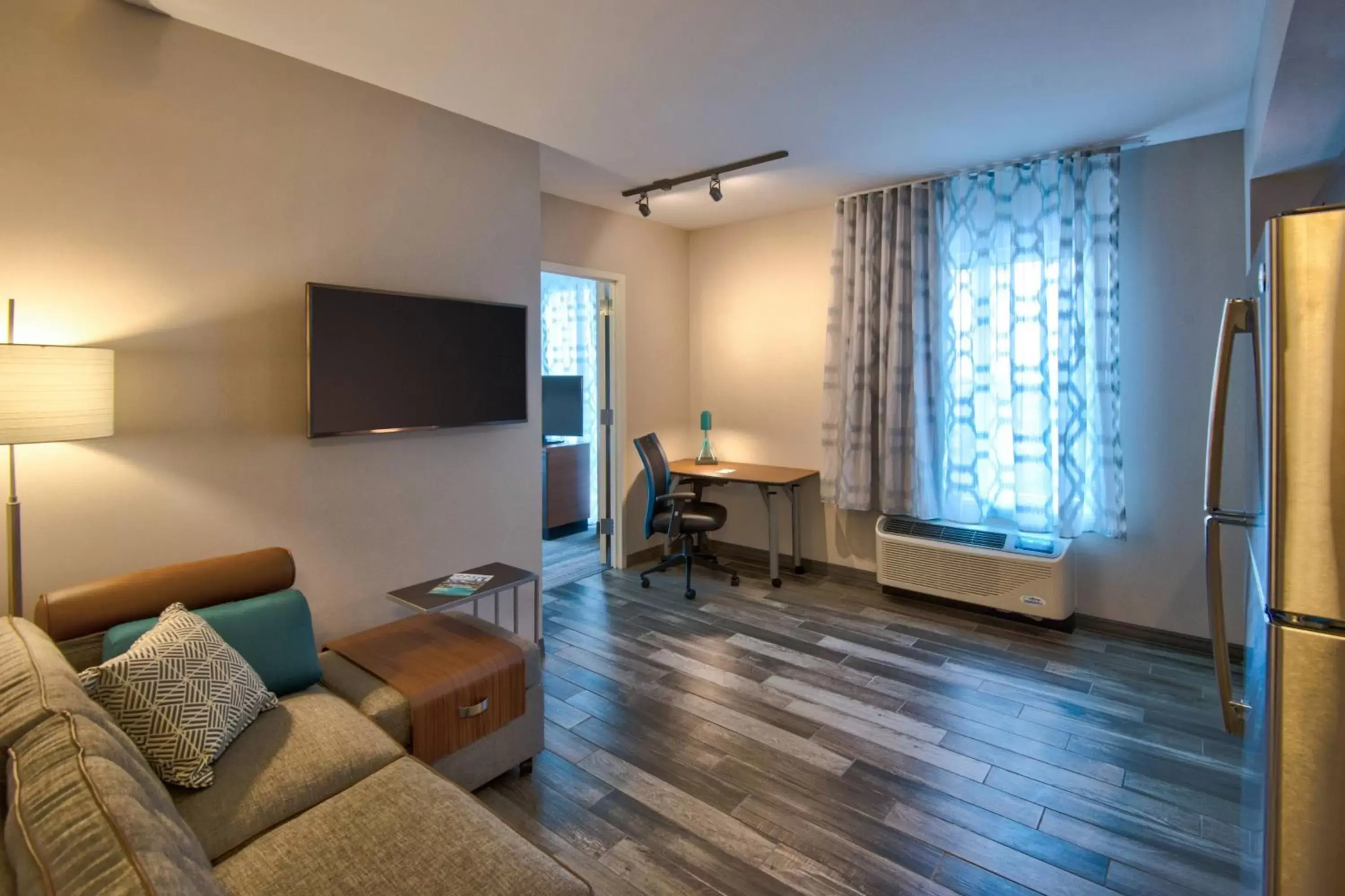 Bedroom, TV/Entertainment Center in TownePlace Suites by Marriott Miami Airport