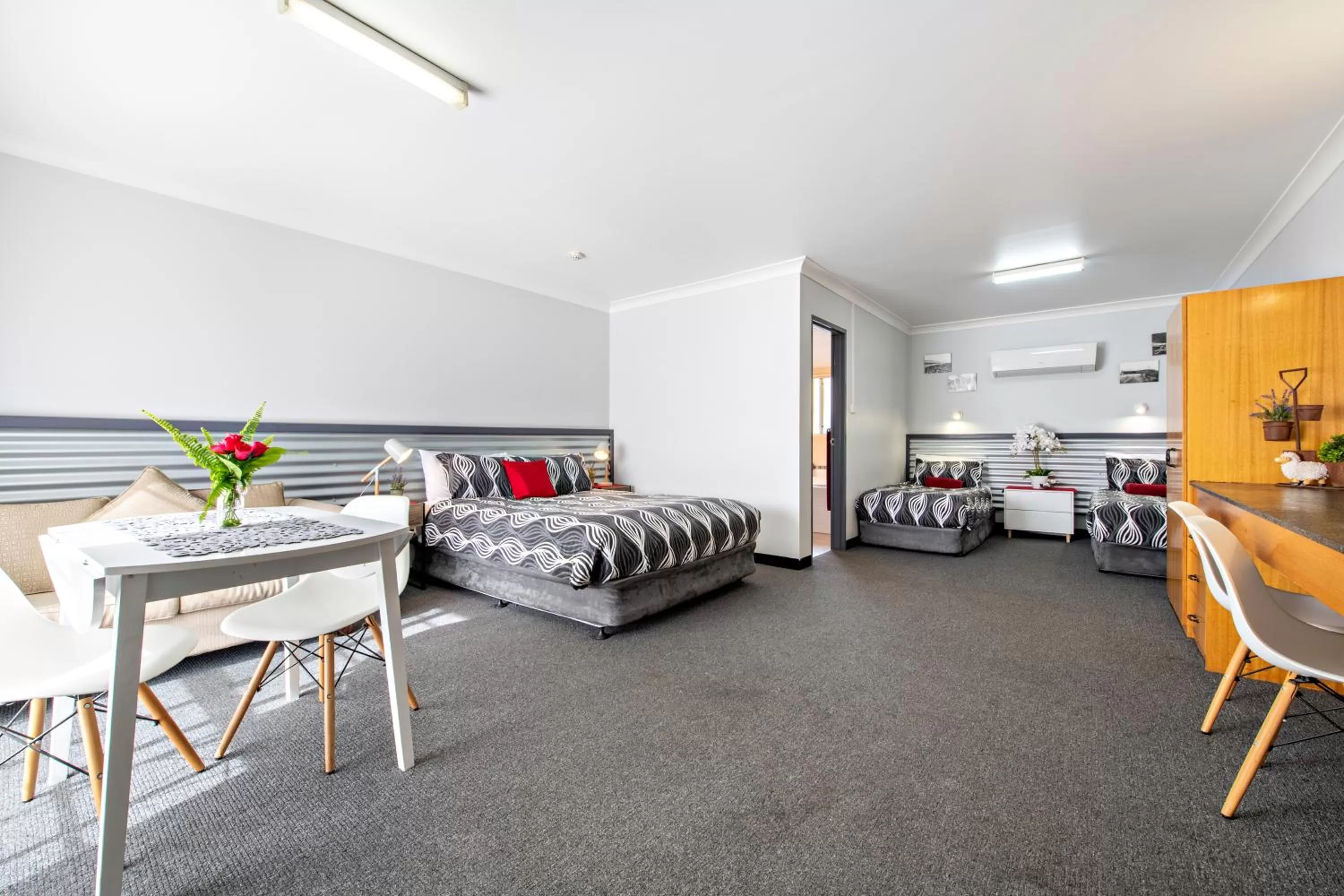 Photo of the whole room, Bed in Shearing Shed Motor Inn