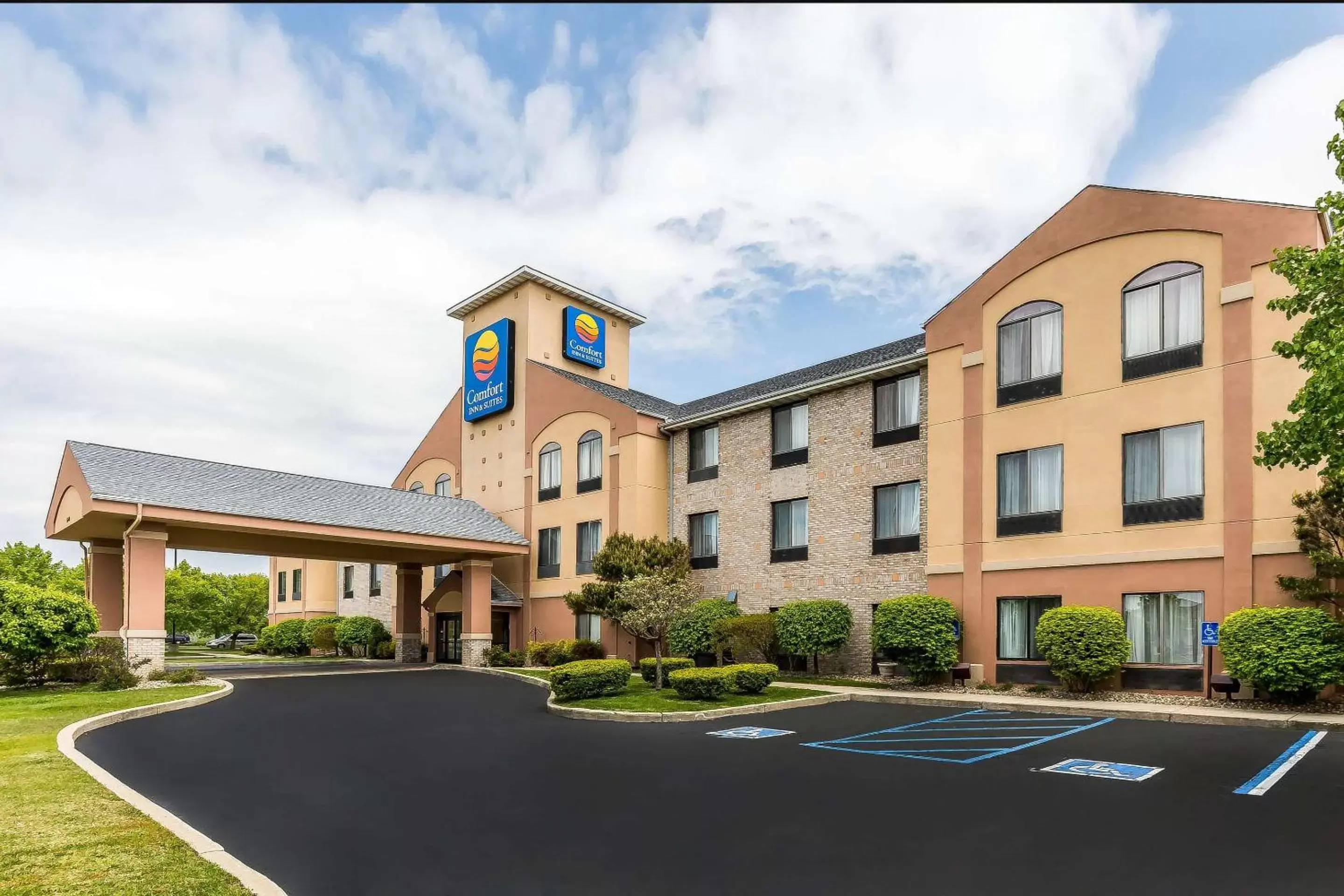 Property Building in Comfort Inn & Suites Mishawaka-South Bend