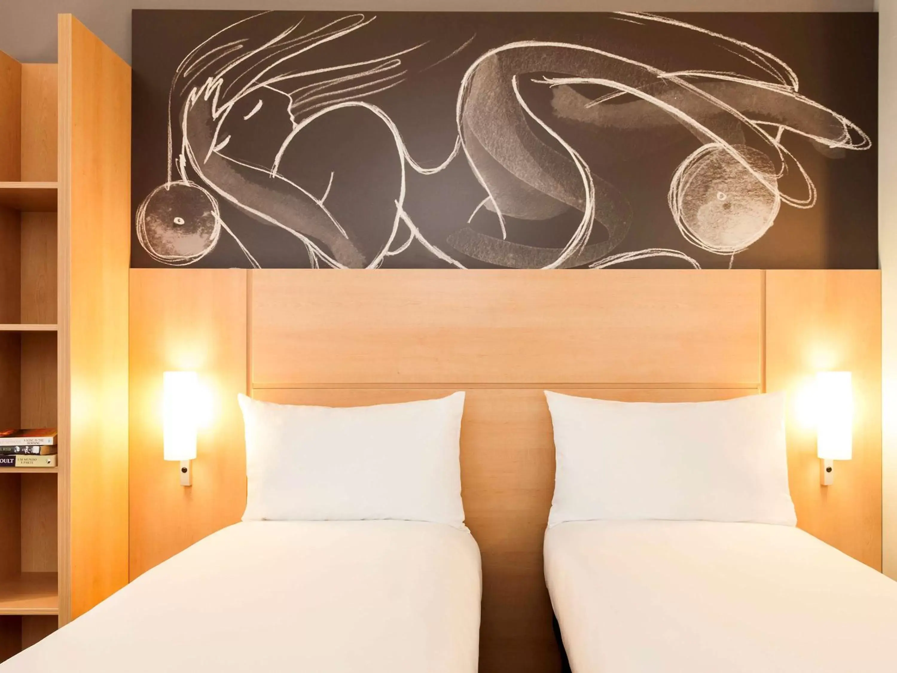 Photo of the whole room, Bed in ibis Edinburgh Centre South Bridge – Royal Mile