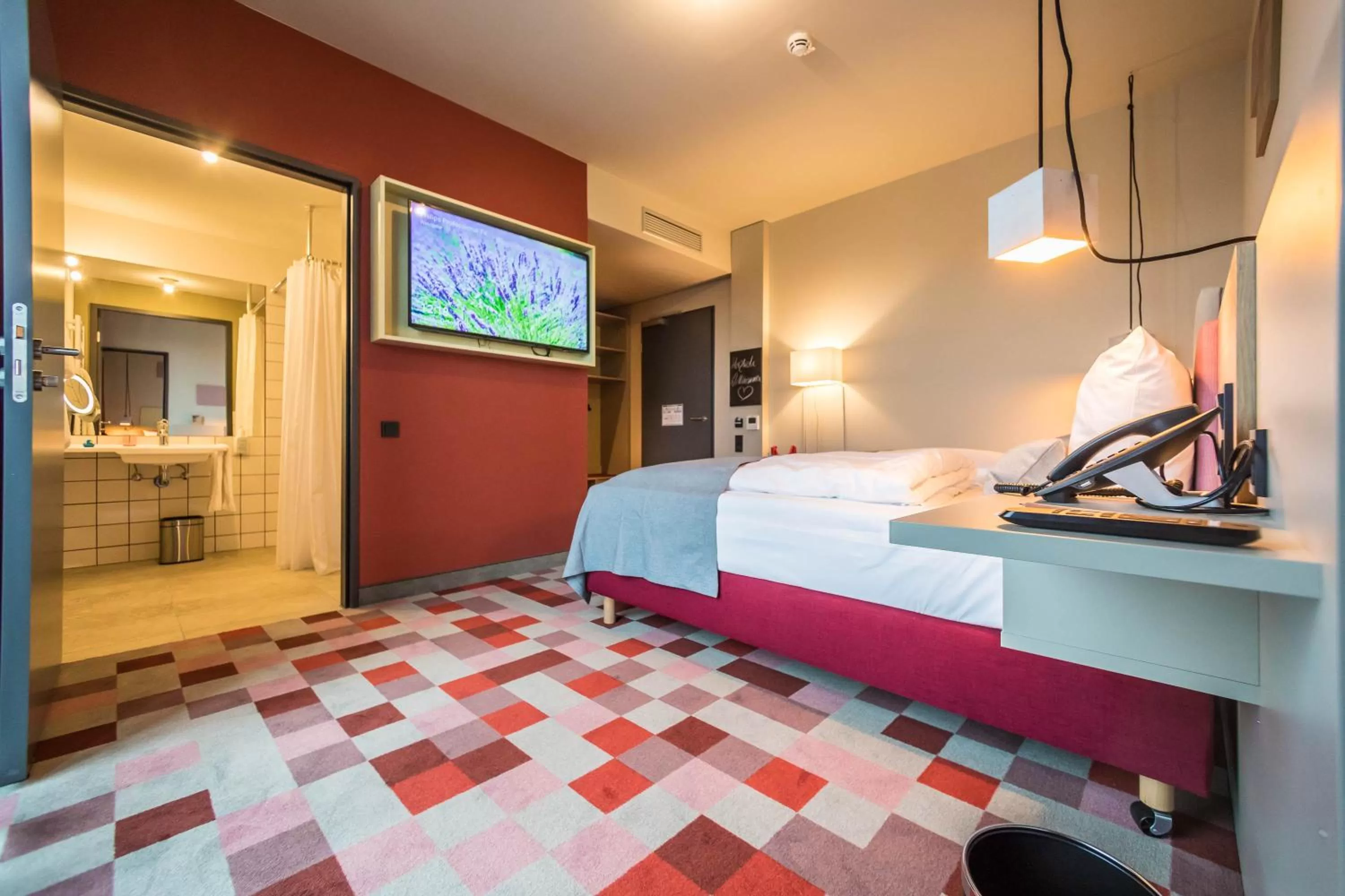 Bathroom, Bed in Hotel einsmehr