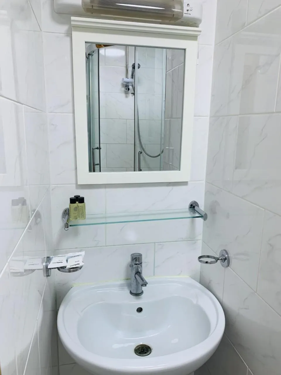 Bathroom in Britannia Inn Hotel