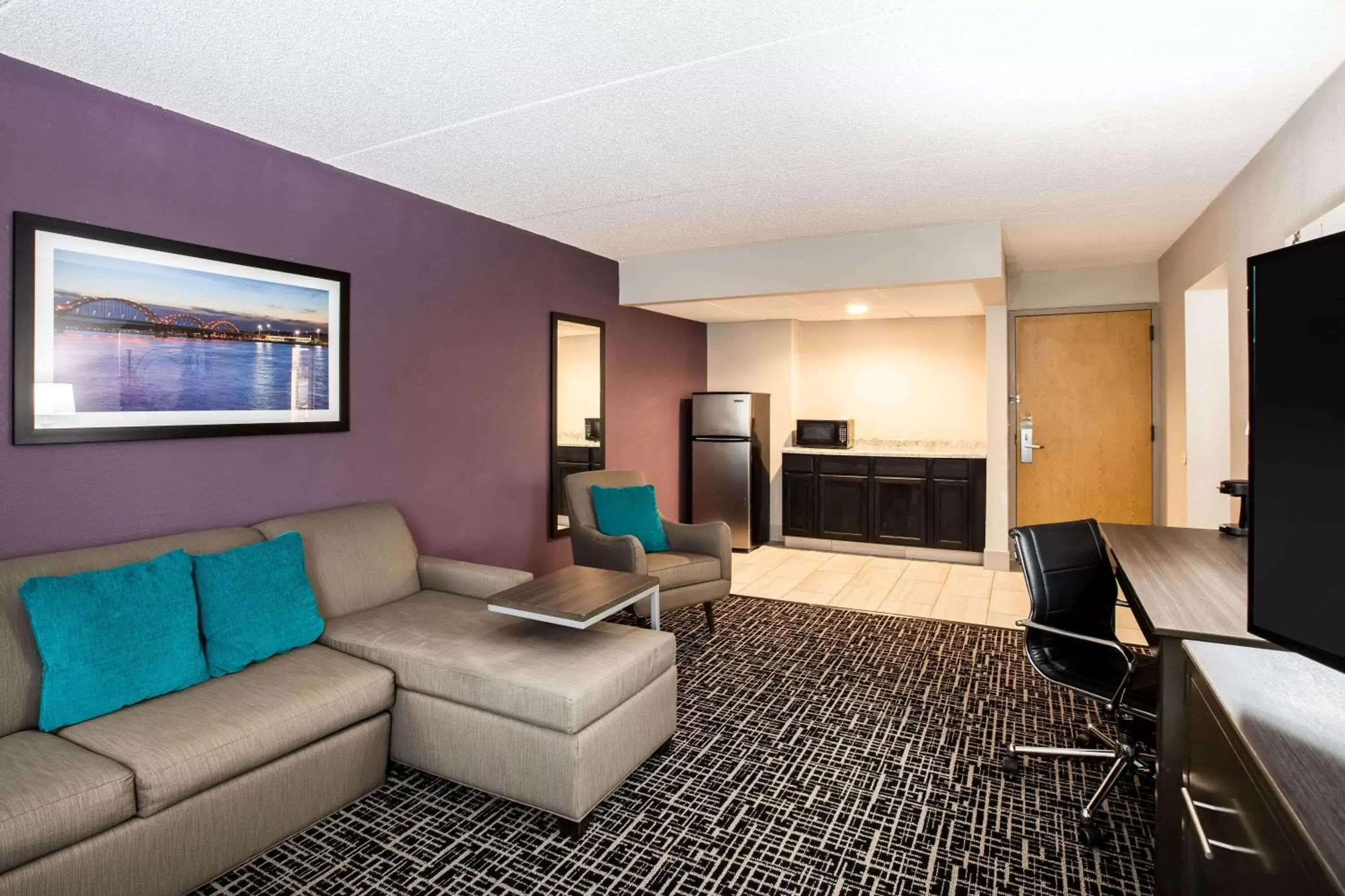 Photo of the whole room, Seating Area in La Quinta Inn by Wyndham Davenport & Conference Center