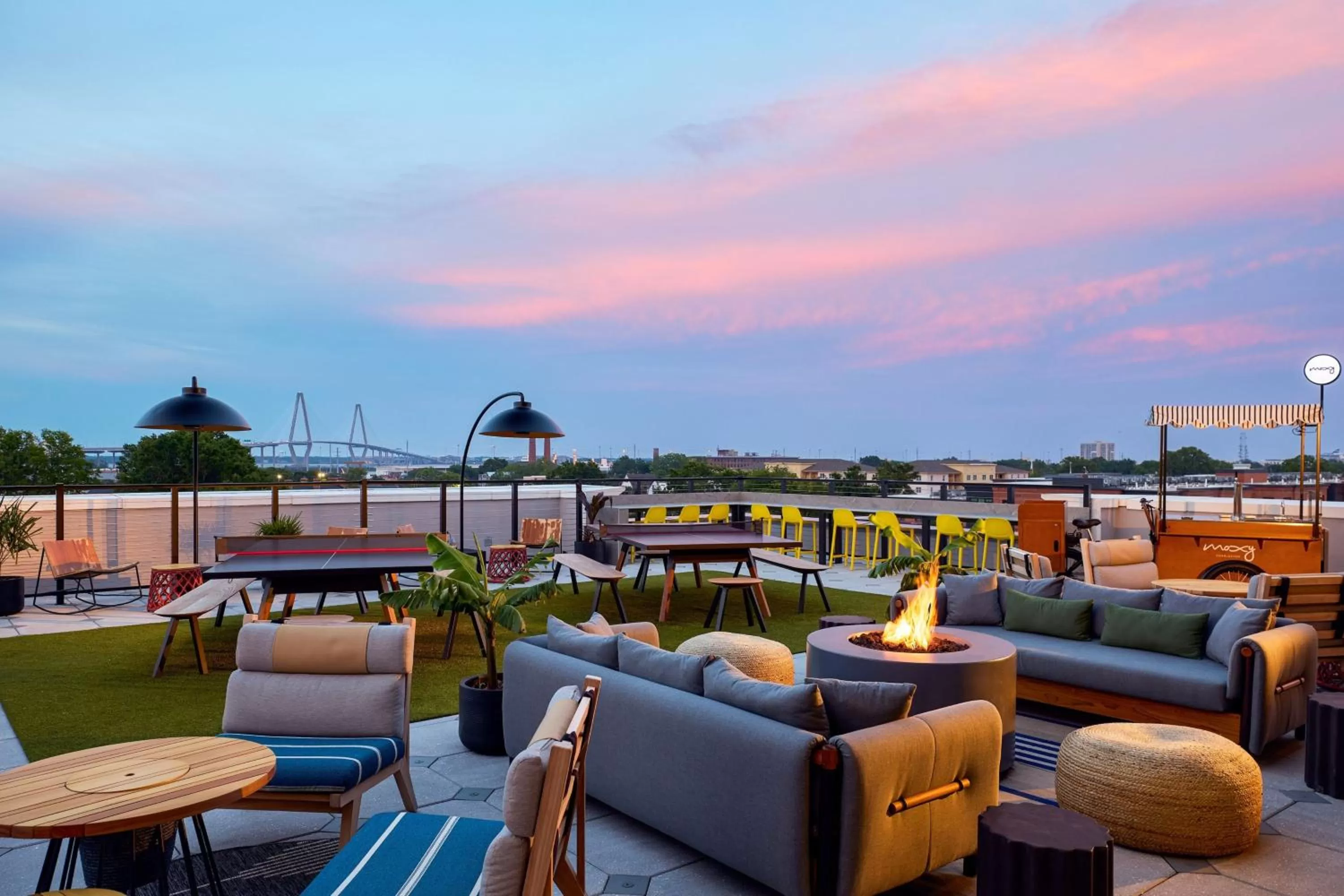 Lounge or bar in Moxy Charleston Downtown