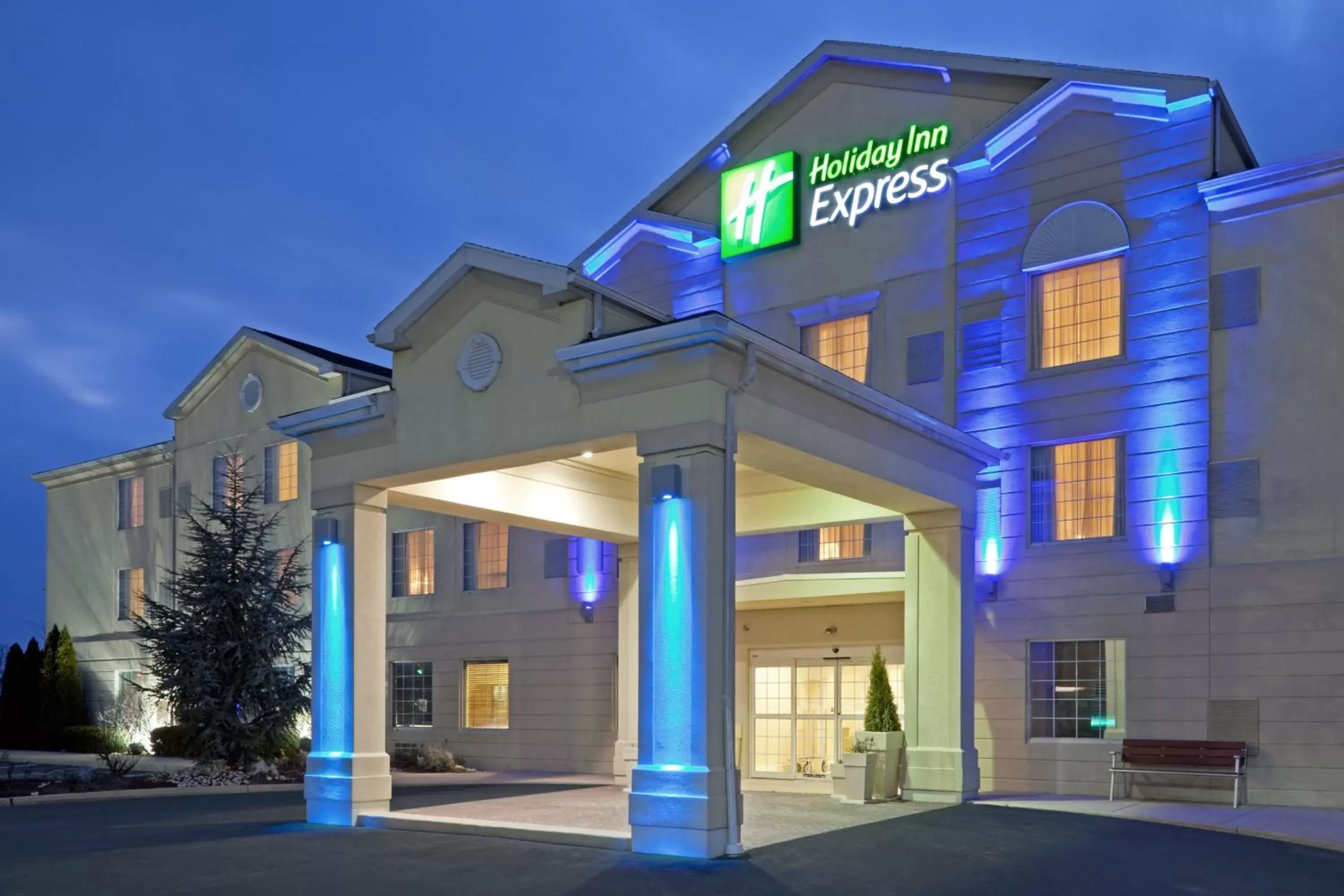 Property Building in Holiday Inn Express Hotel & Suites Reading, an IHG Hotel