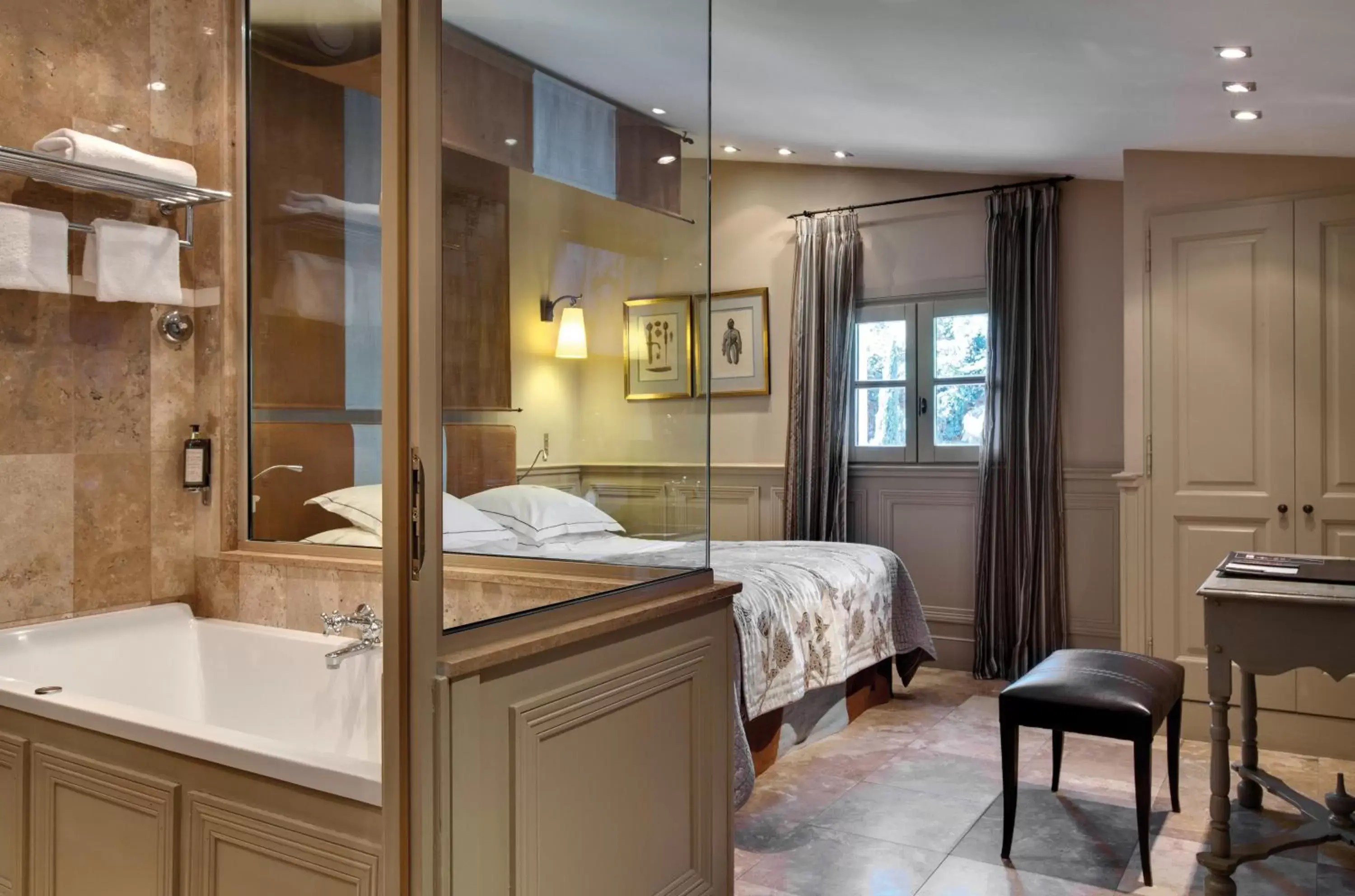 Bathroom, Bed in Hôtel du Château & Spa - Les Collectionneurs