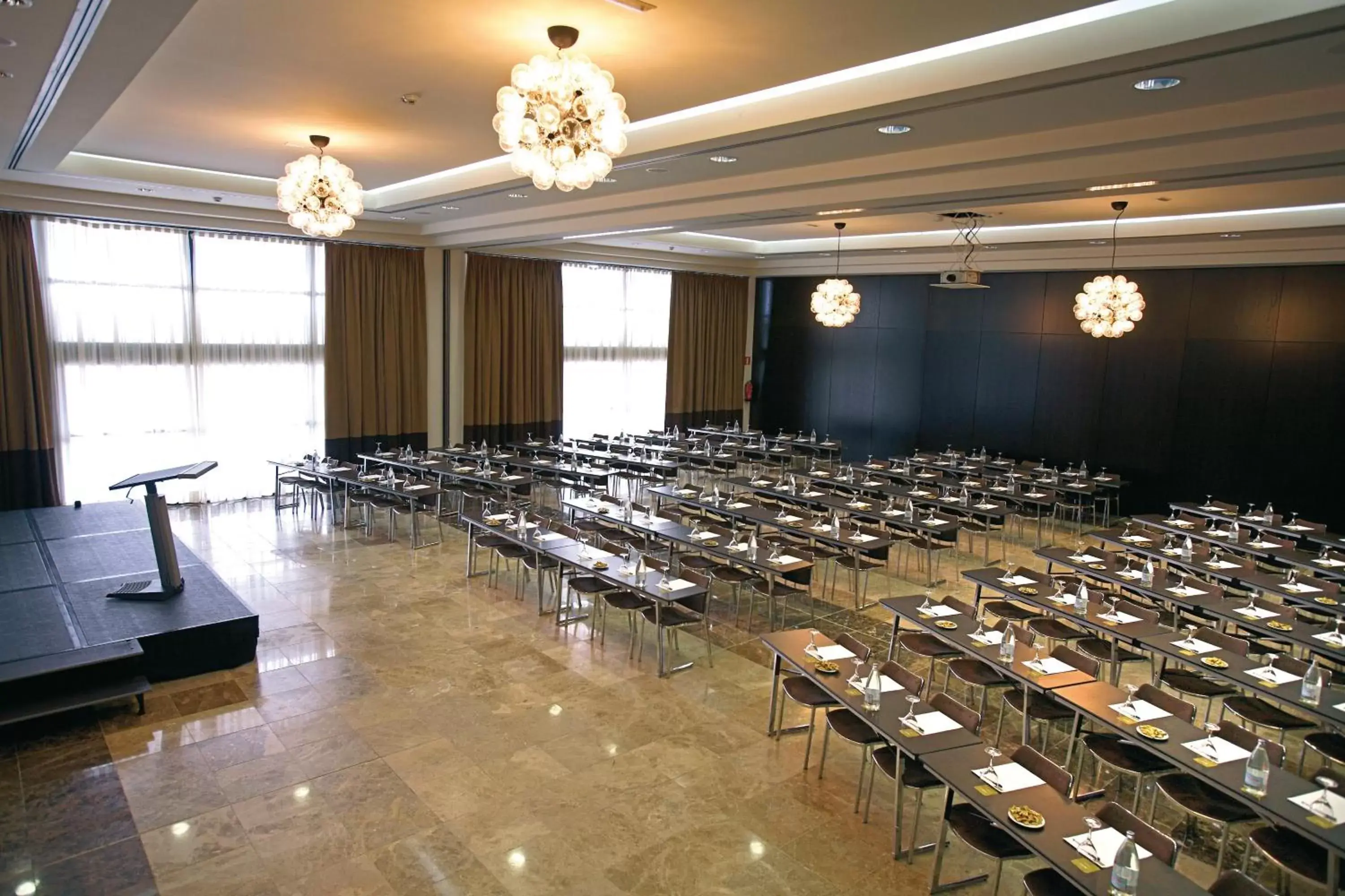 Business facilities in Occidental Aranjuez