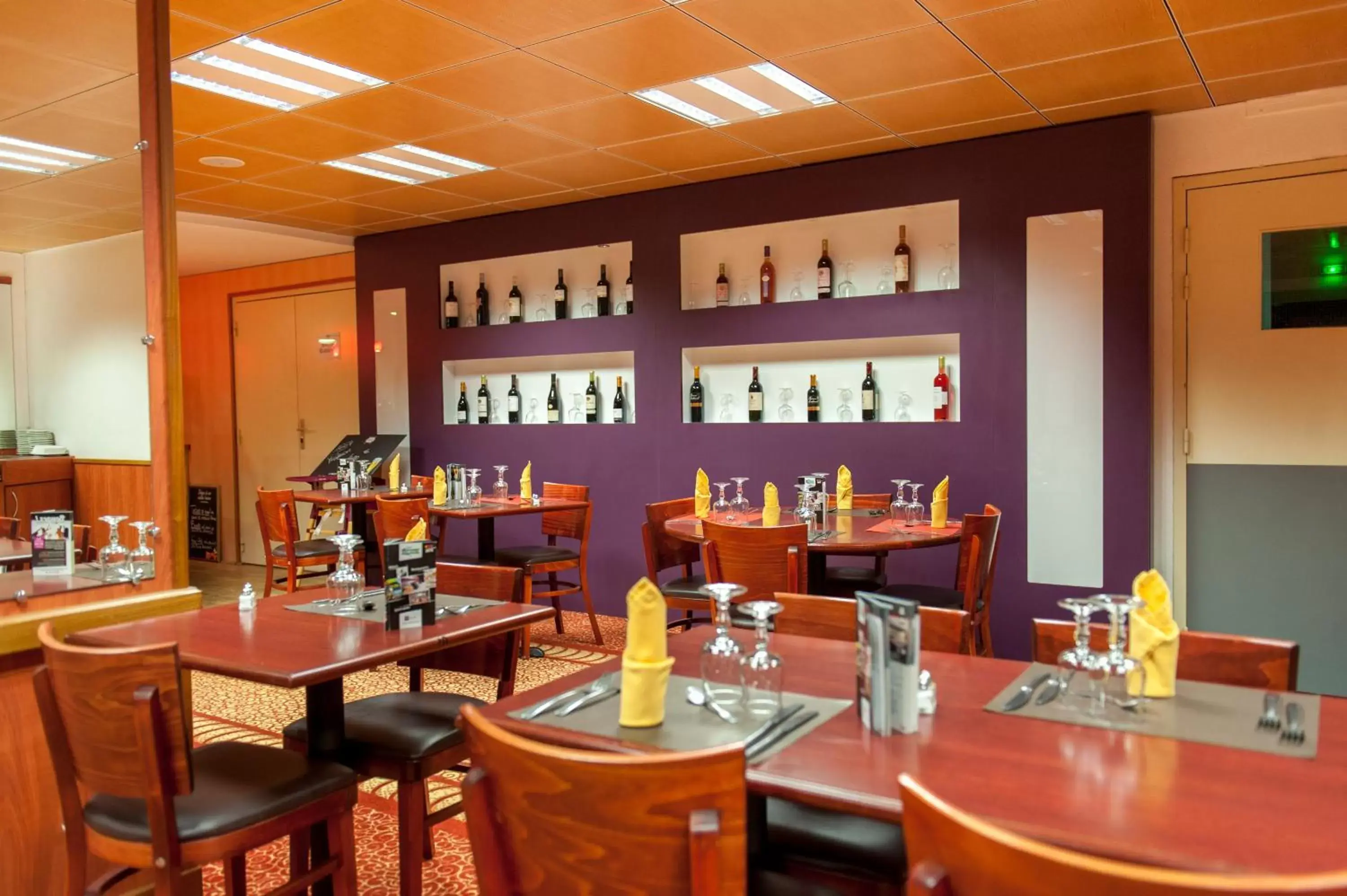 Lounge or bar, Restaurant/Places to Eat in Brit Hotel Agen - L'Aquitaine