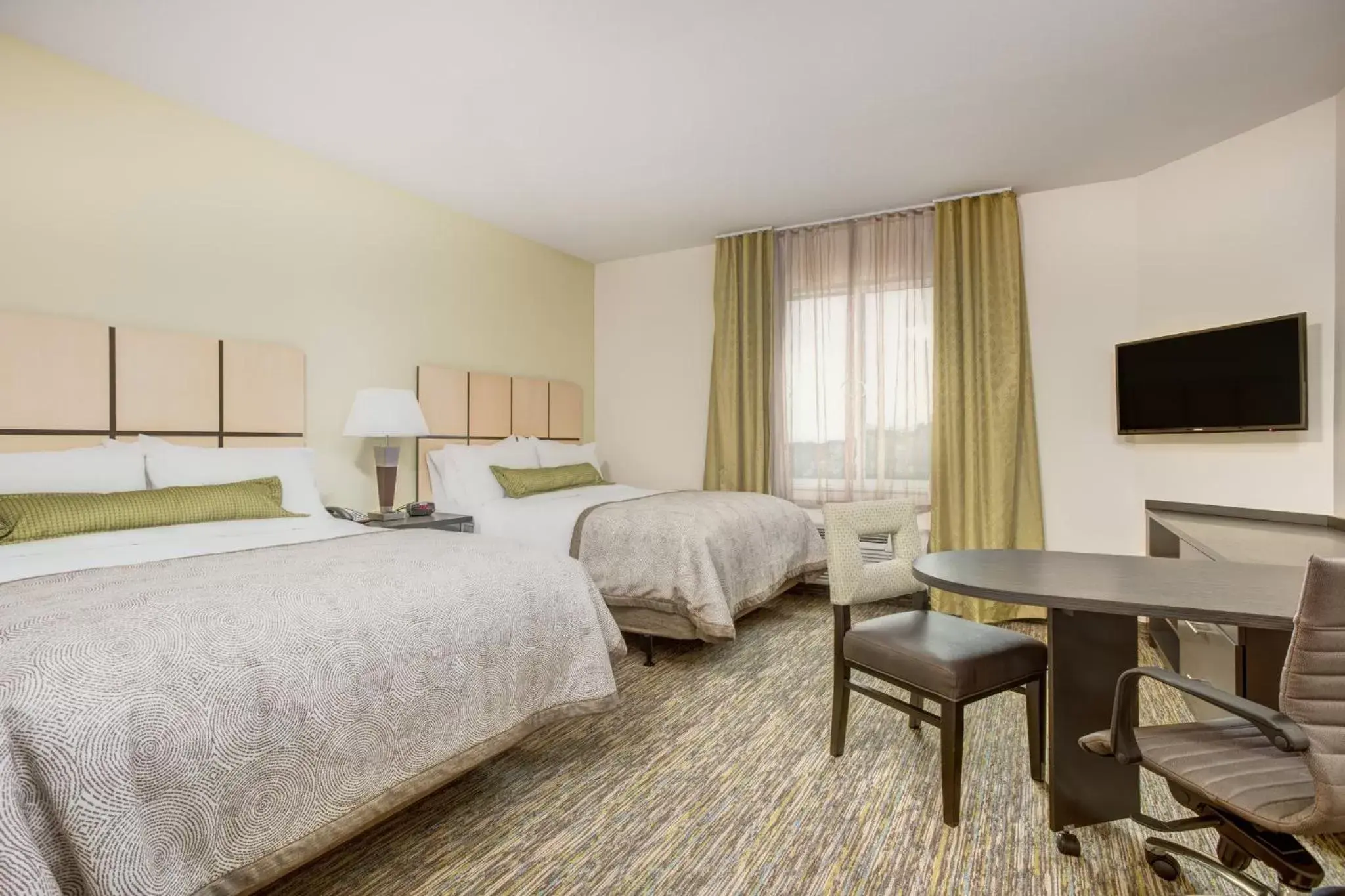Bedroom, TV/Entertainment Center in Candlewood Suites Cut Off - Galliano, an IHG Hotel