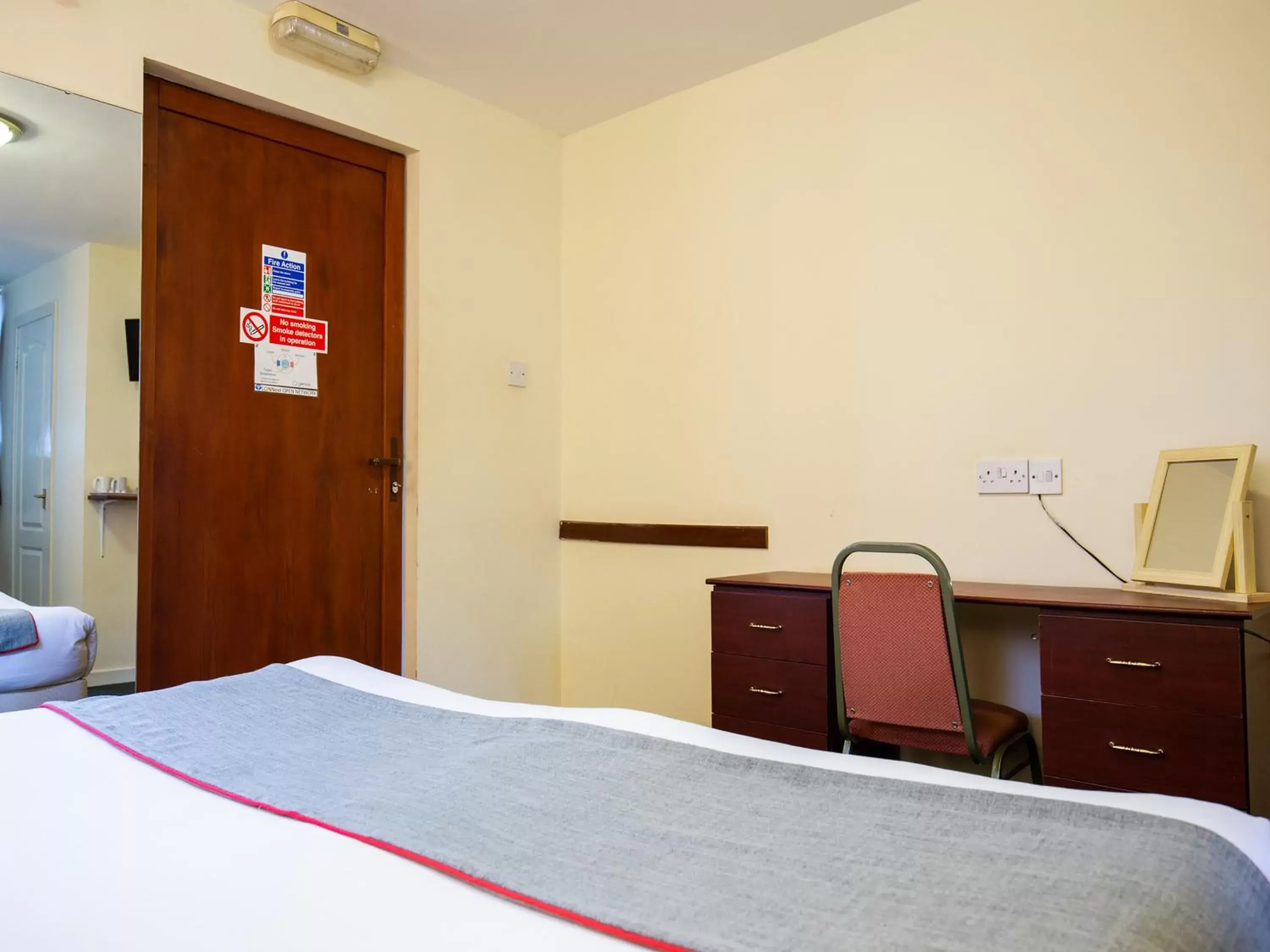 Bedroom, Bed in Longforgan Coaching Inn