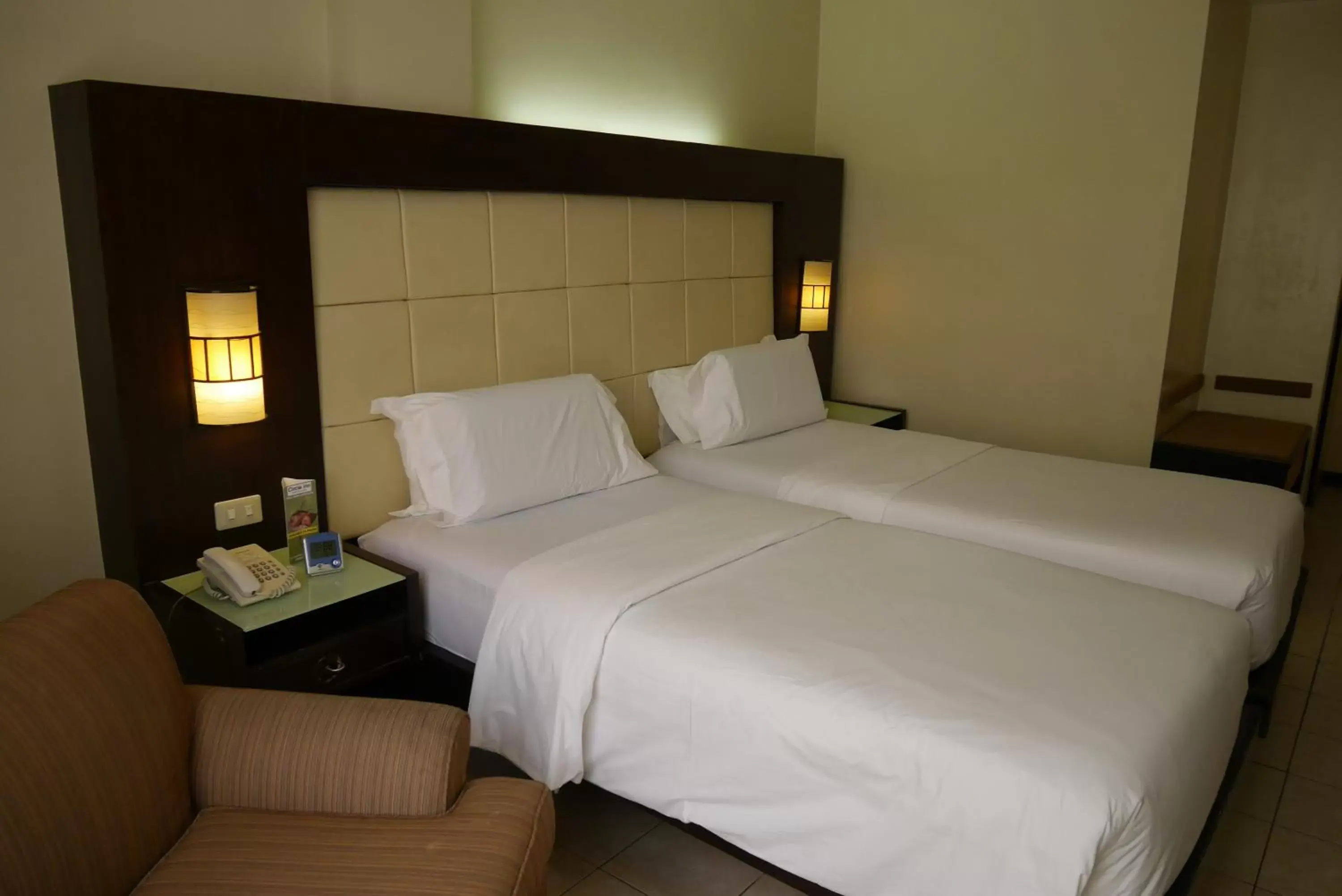 Bed in Circle Inn Hotel and Suites Bacolod