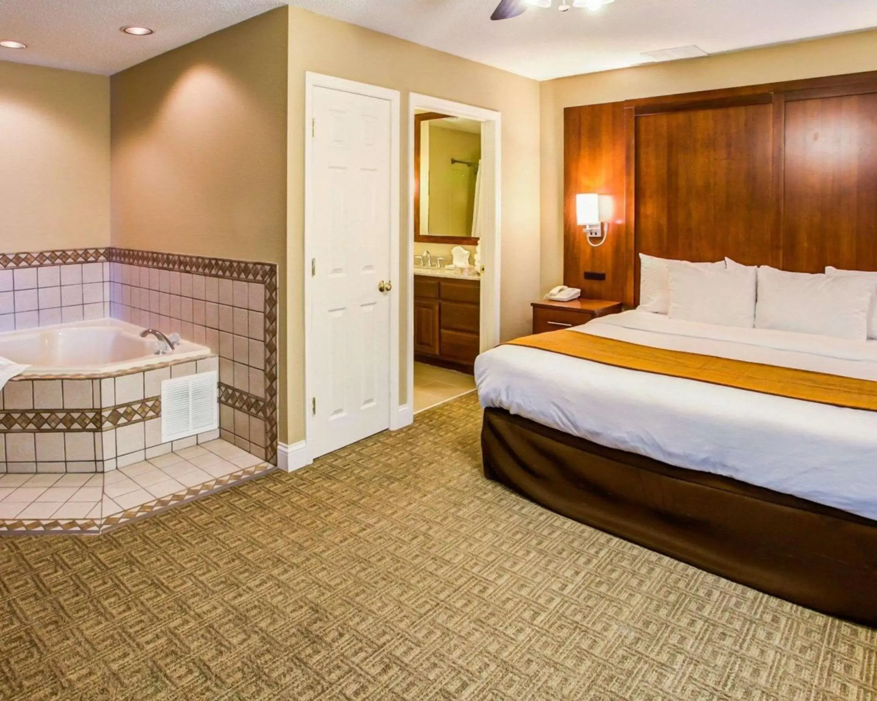 Photo of the whole room, Bed in Comfort Suites Georgetown