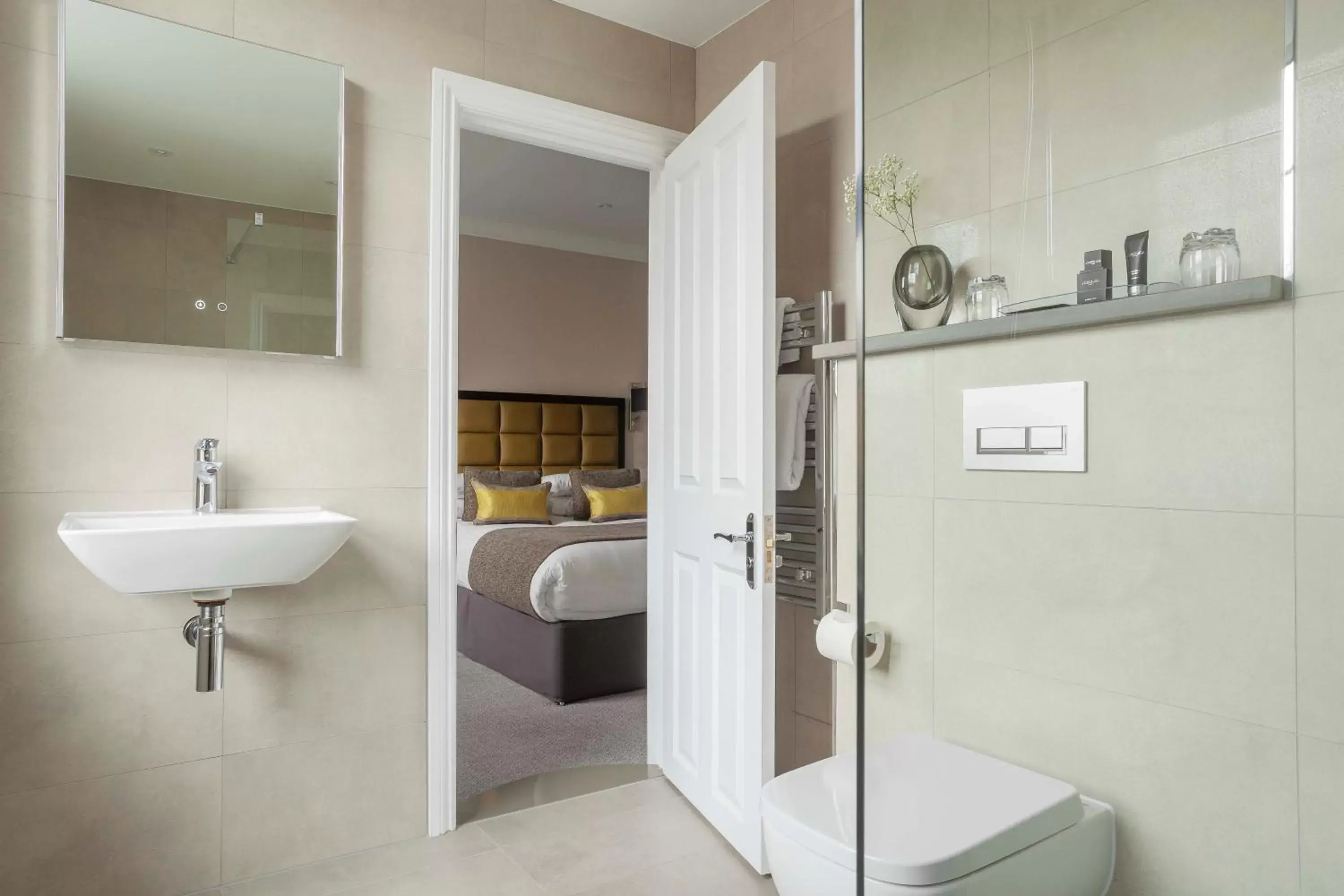 Bedroom, Bathroom in Oatlands Park Hotel