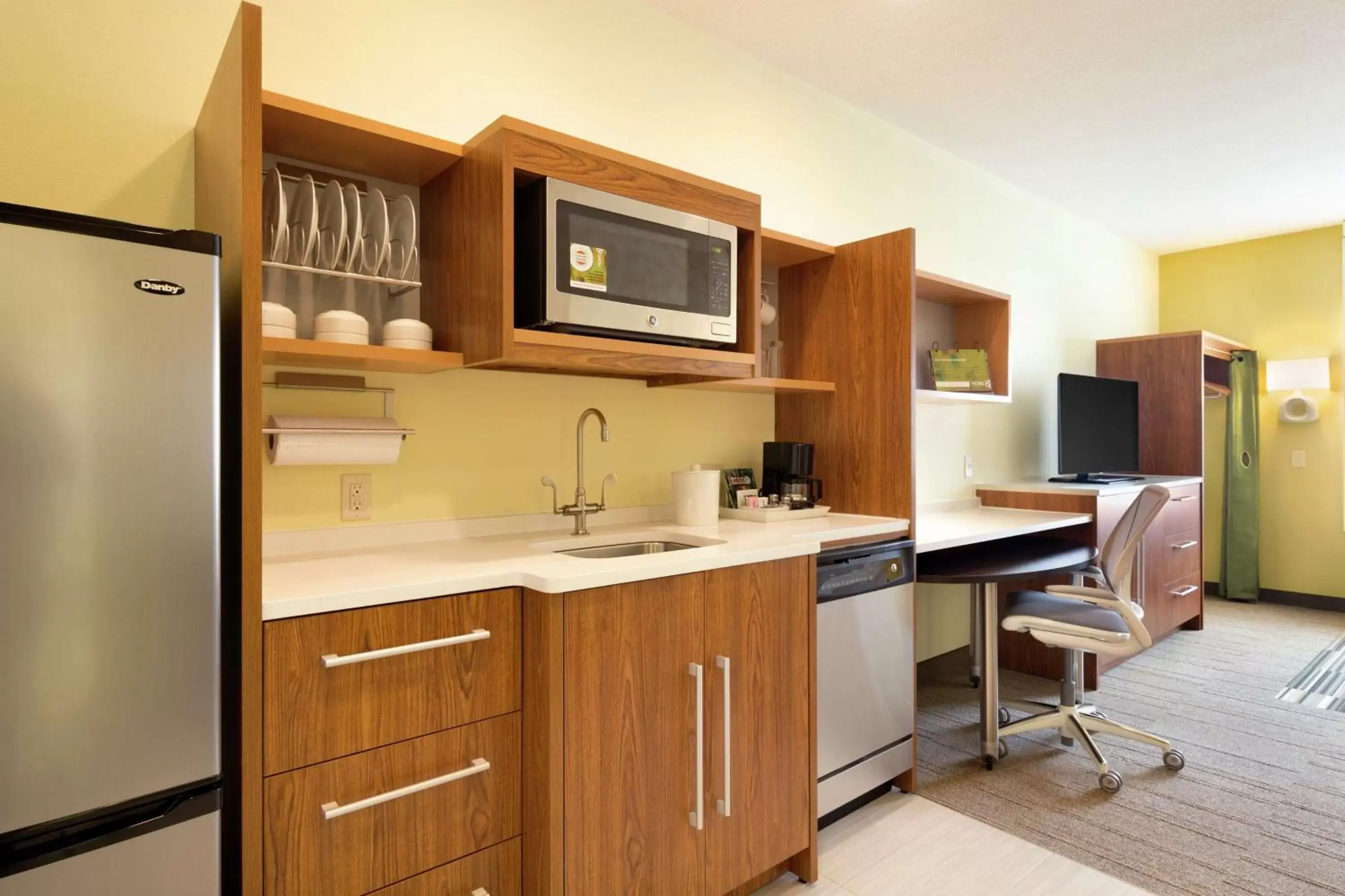 Bedroom, Kitchen/Kitchenette in Home2 Suites by Hilton Minneapolis Bloomington