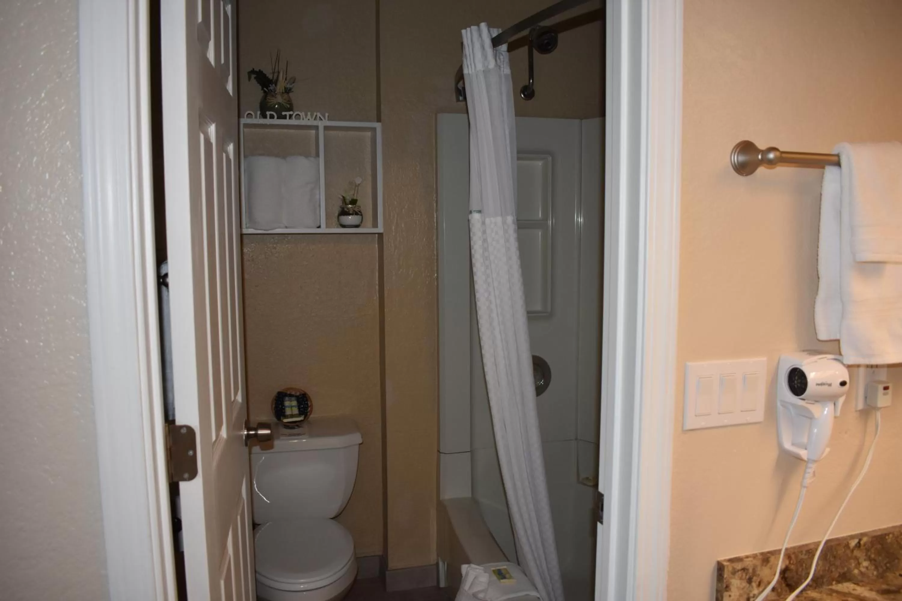 Bathroom in Lighthouse Cove Inn