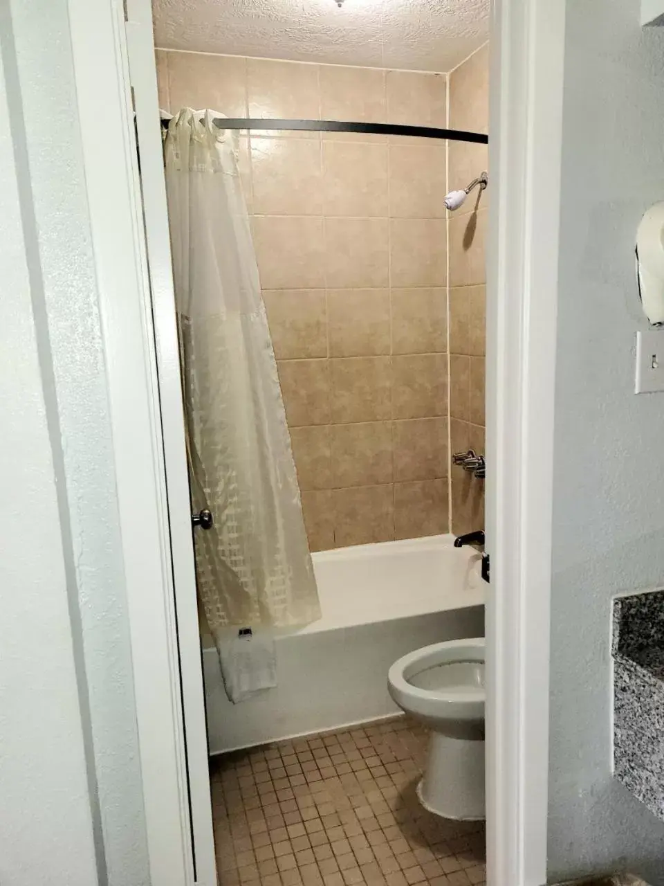 Bathroom in Best Price Motel & Suites