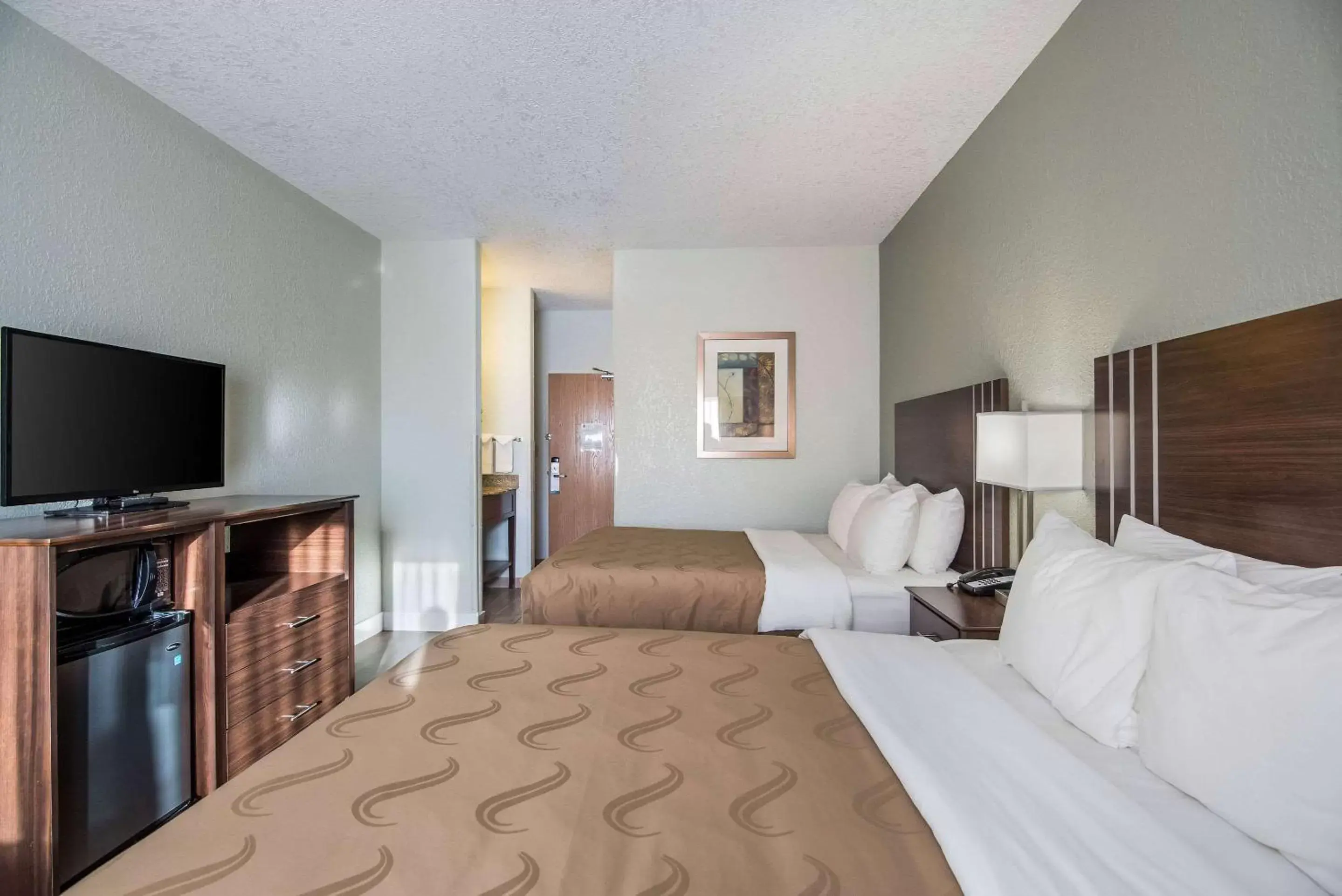 Photo of the whole room, Bed in Quality Inn & Suites West