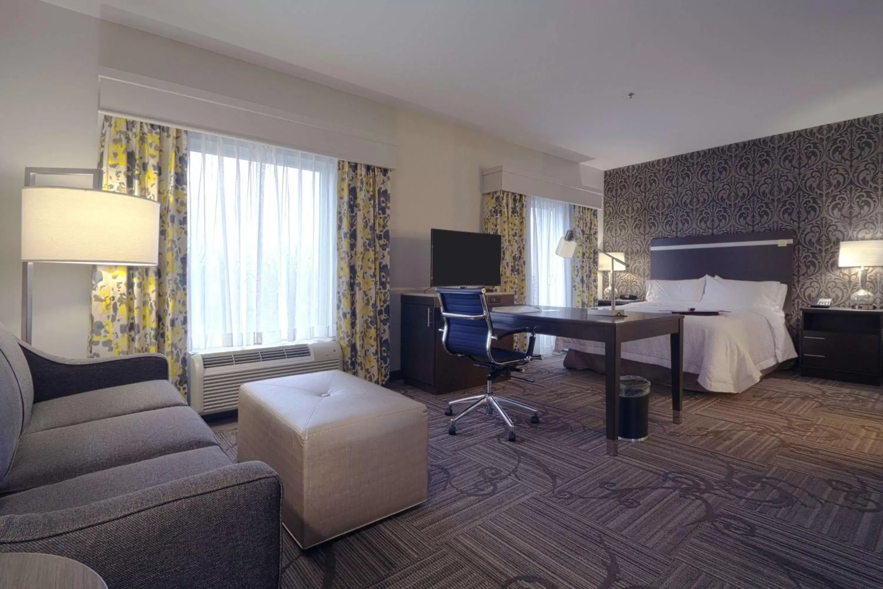 Bedroom, Seating Area in Hampton Inn & Suites Columbus/University Area