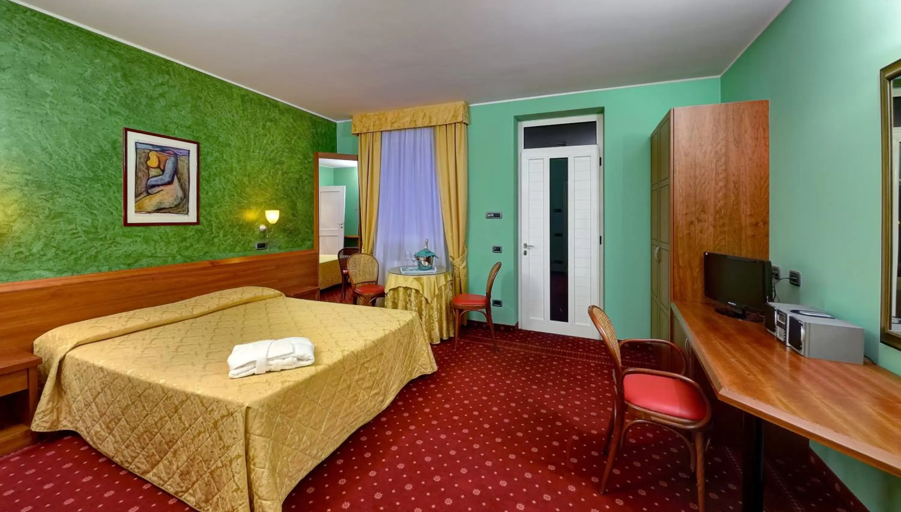 Bedroom, TV/Entertainment Center in Hotel Motel Sporting