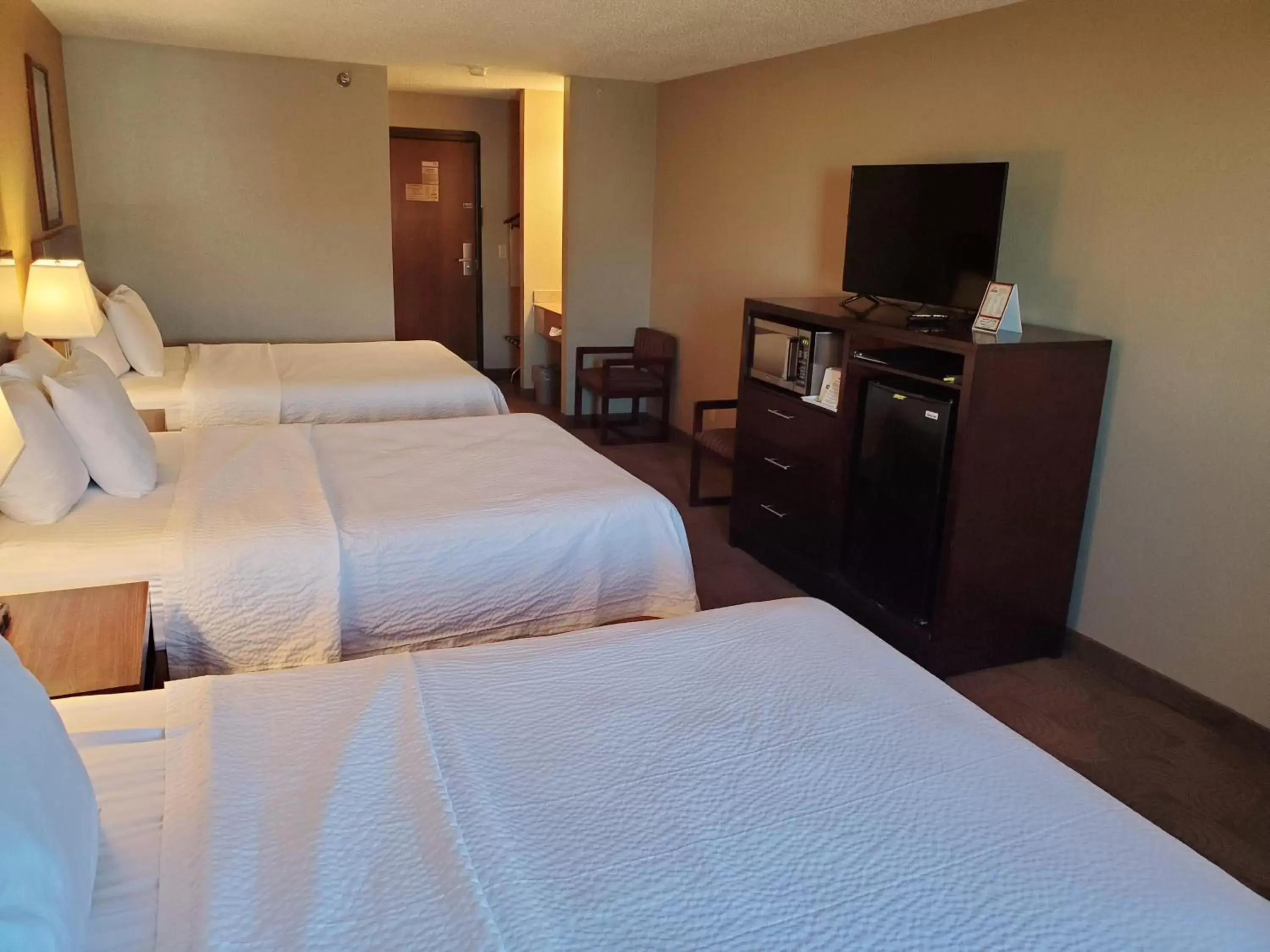 Photo of the whole room, Bed in Days Inn by Wyndham Sheridan