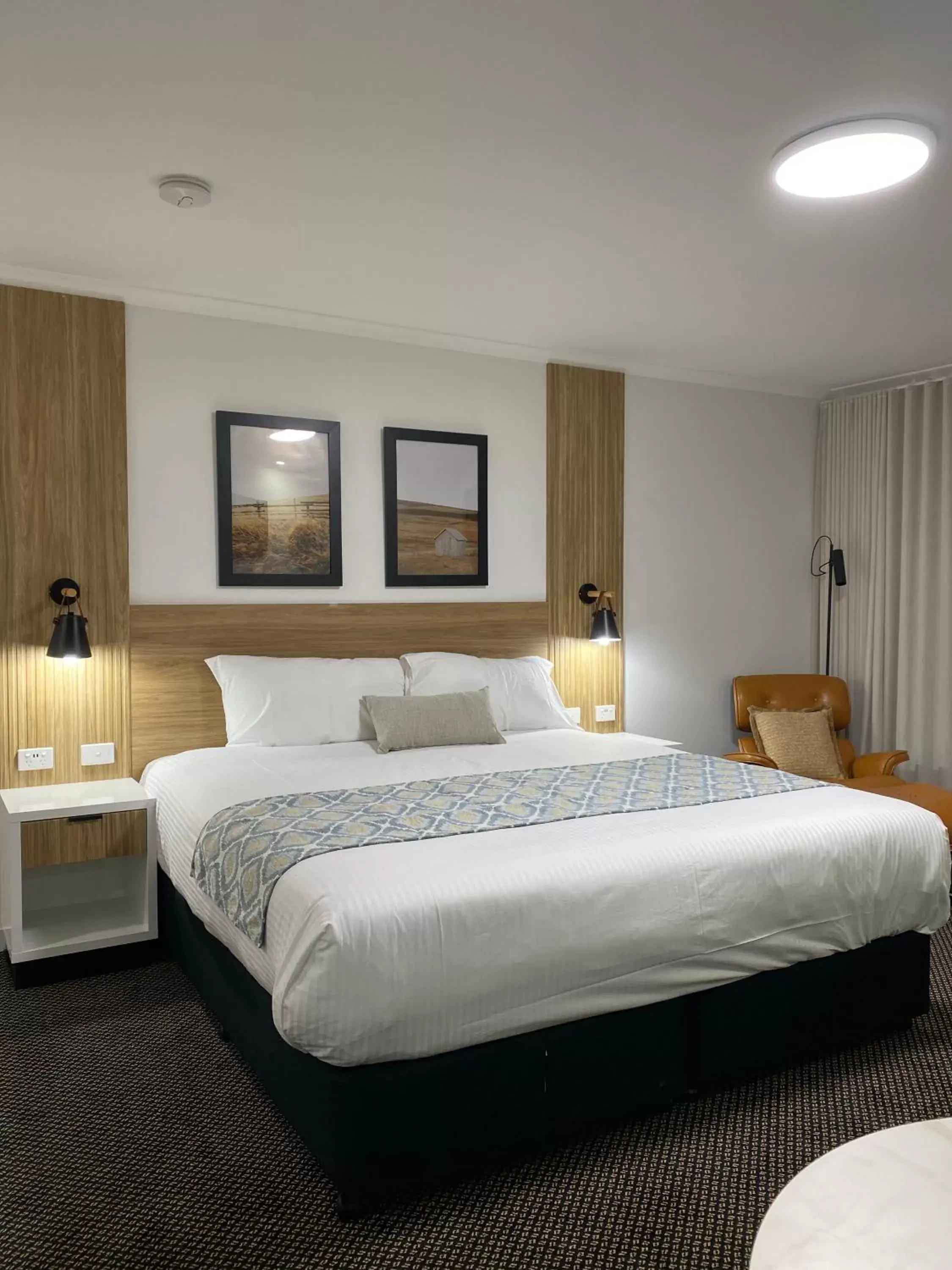 Bed in Cattlemans Country Motor Inn & Serviced Apartments