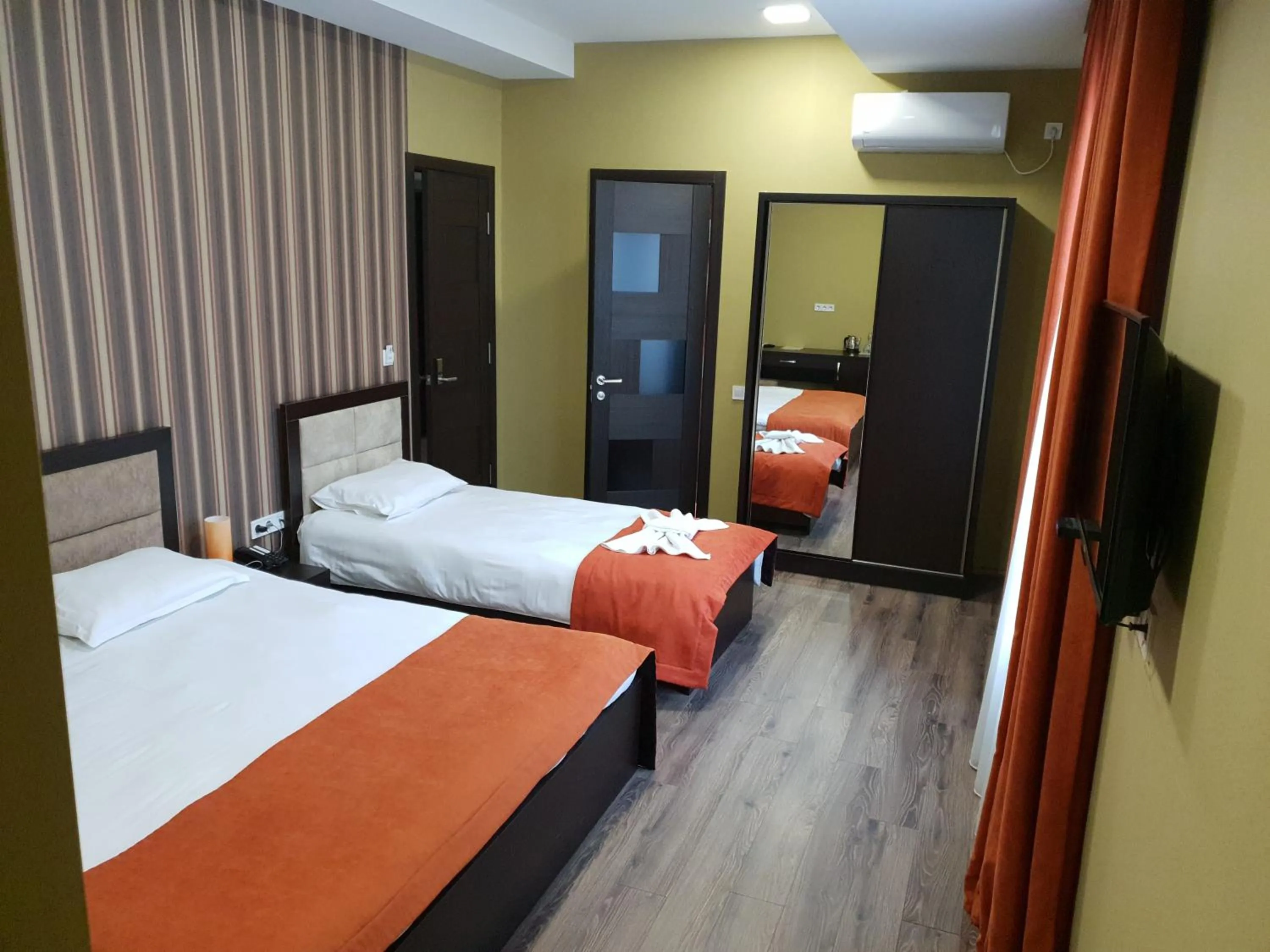 Photo of the whole room, Bed in Cherry Garden