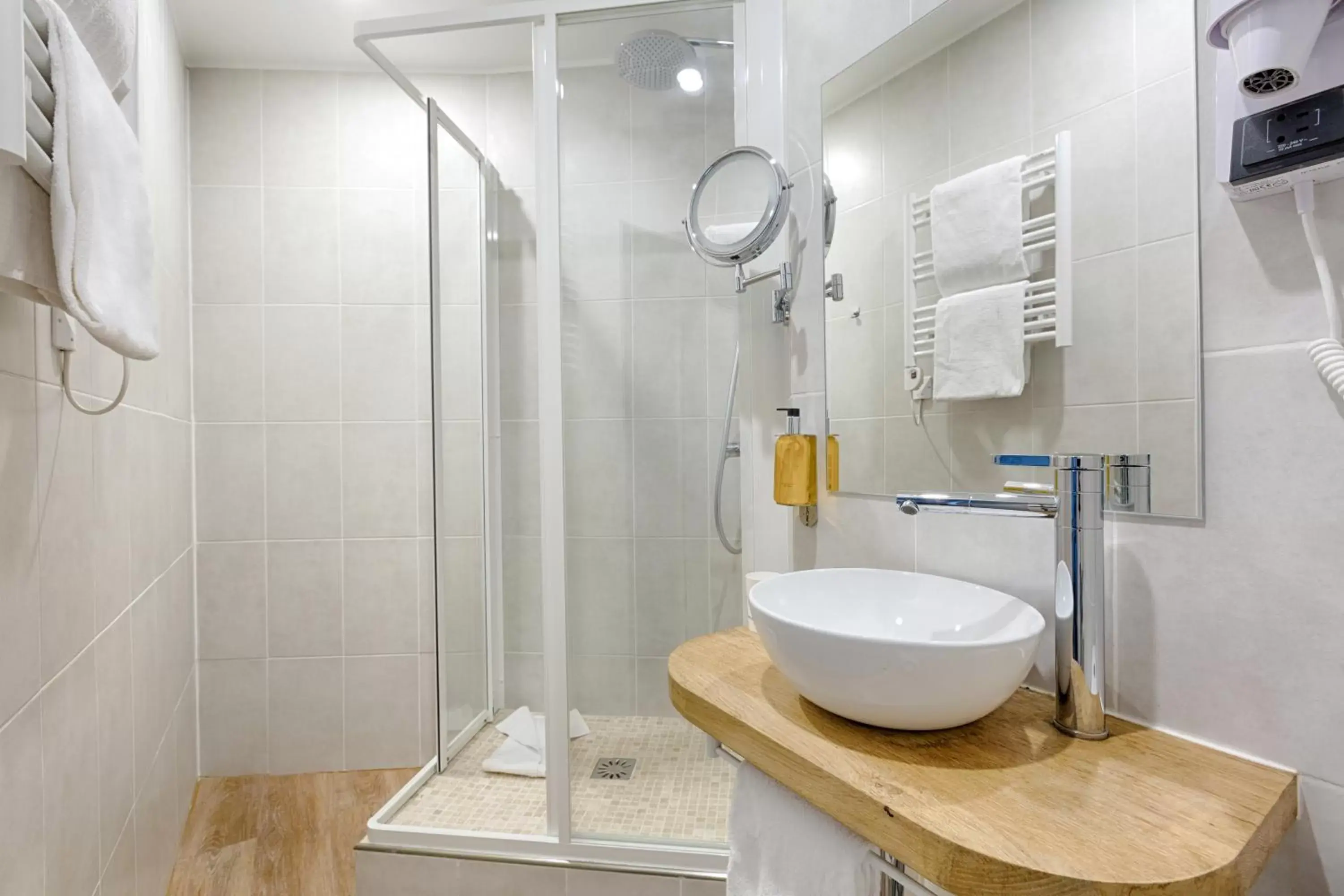 Shower, Bathroom in Hôtel Korner Etoile