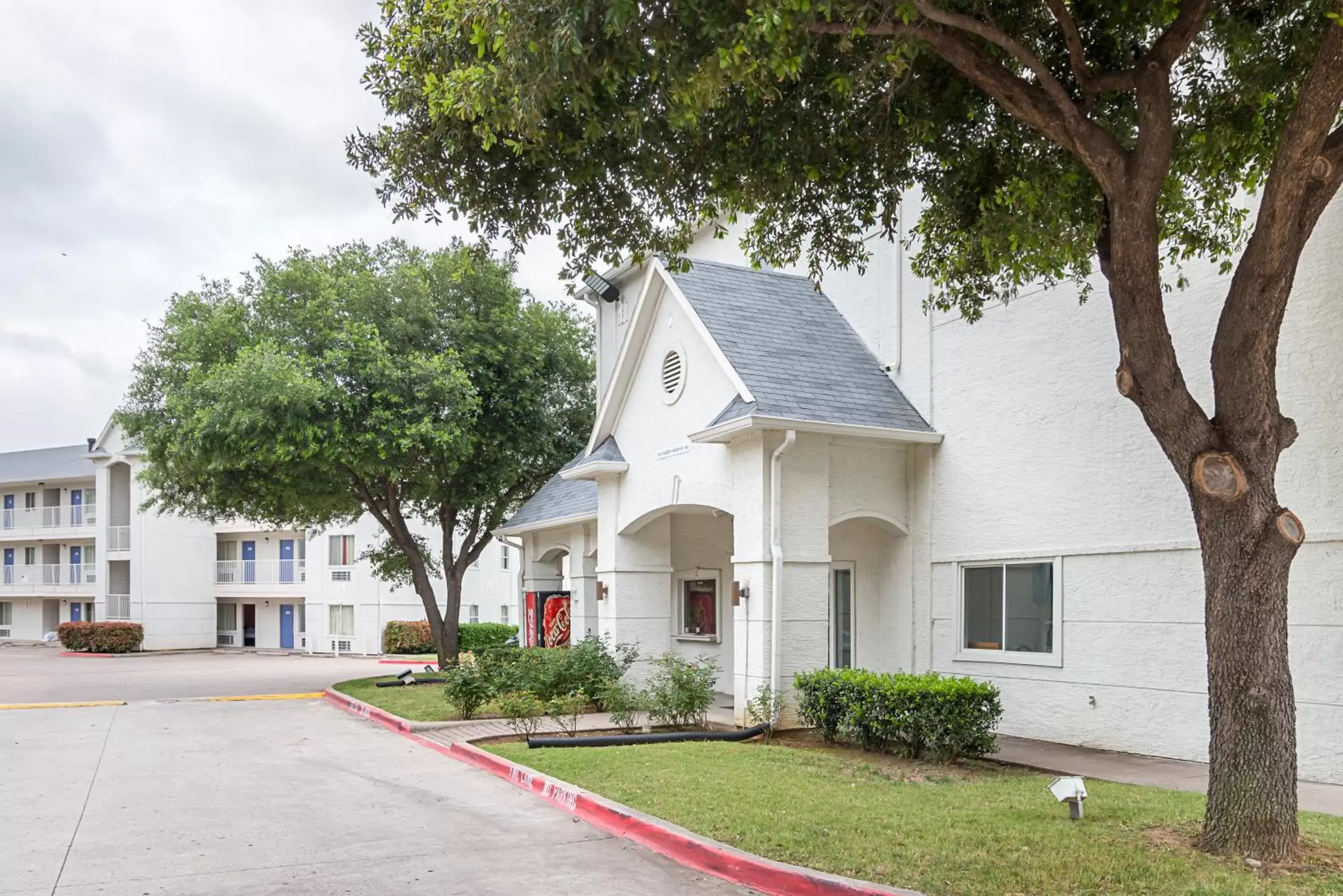 Facade/entrance, Property Building in Motel 6-Grand Prairie, TX - Near Six Flags Drive